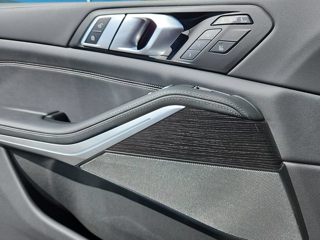 Certified 2025 BMW X7 M60i AWD/4WD image 8