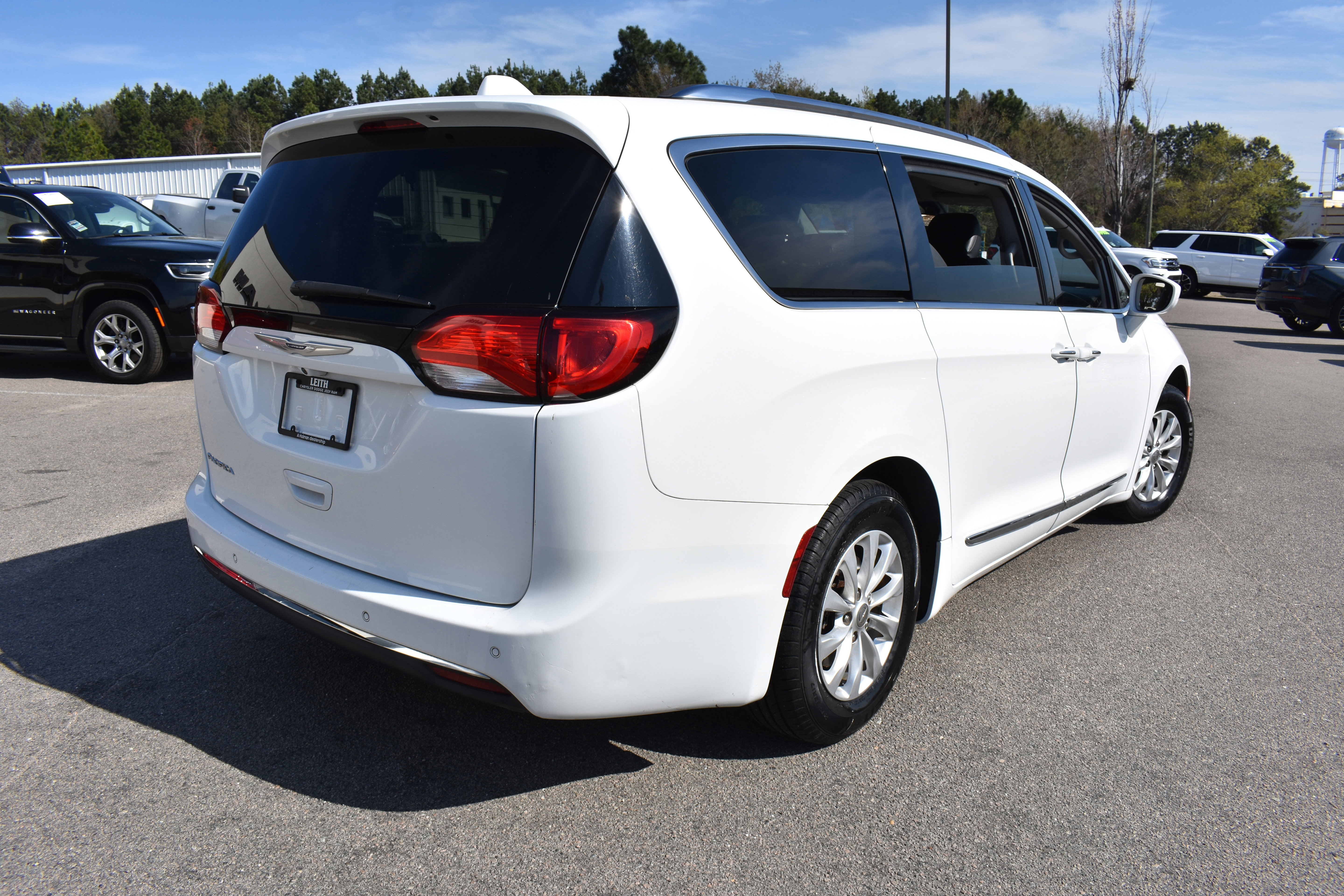 Used 2019 Chrysler Pacifica Touring-L image 9