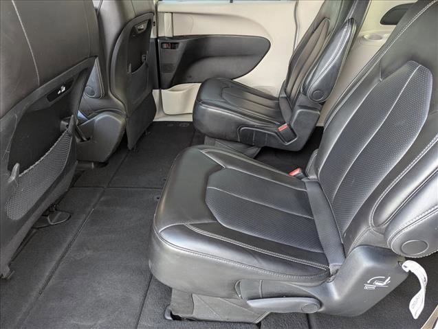 Used 2023 Chrysler Pacifica Touring-L image 17