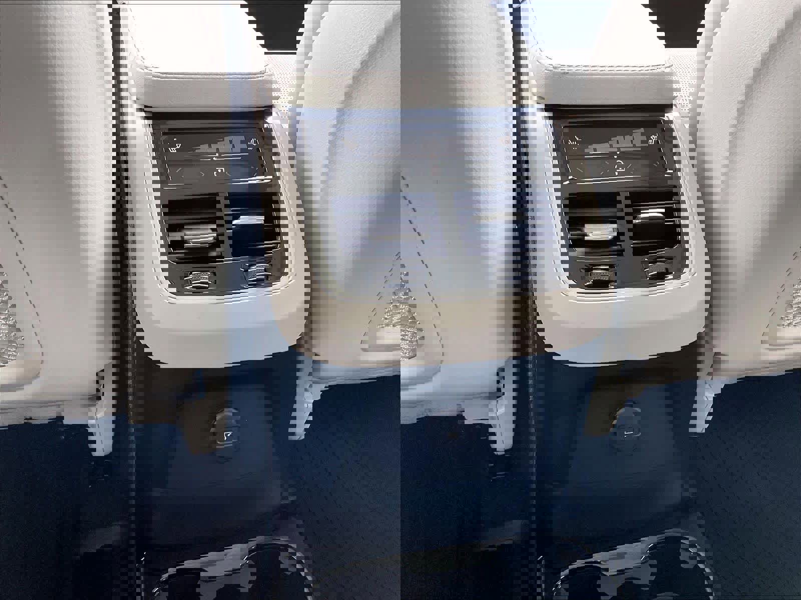 Used 2023 Volvo XC90 T8 Ultimate w/ Protection Package Premier image 38