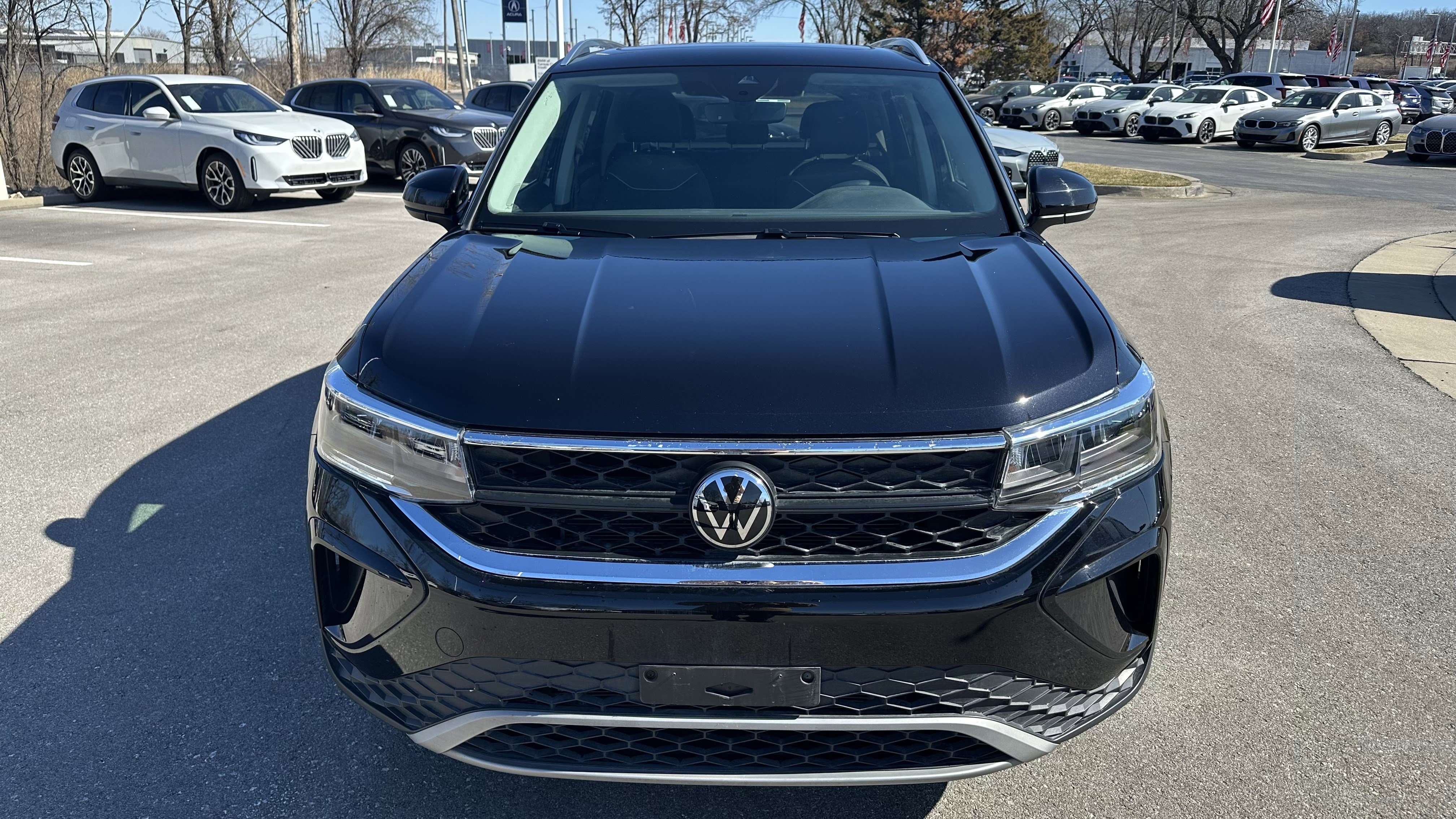 Used 2024 Volkswagen Taos SE w/ Panoramic Sunroof Package image 3