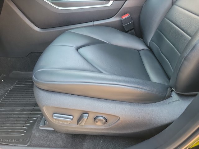 Used 2024 Toyota Highlander XLE AWD/4WD image 7