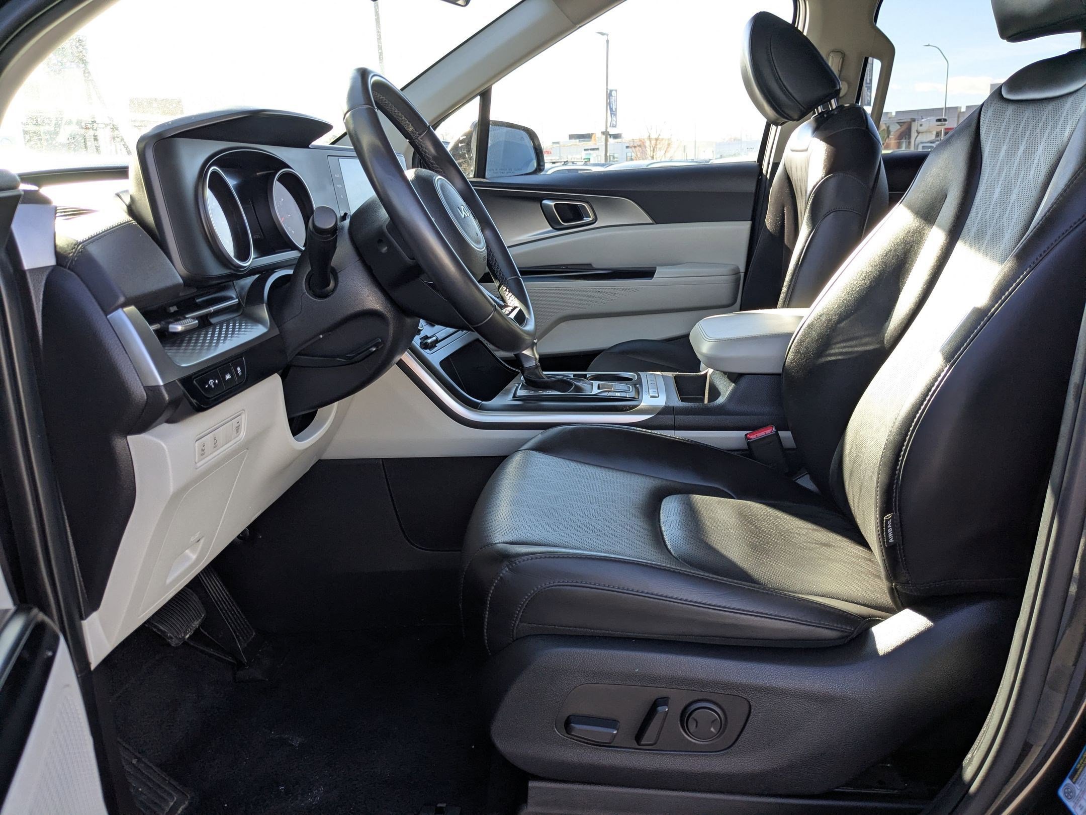 Used 2024 Kia Carnival LX image 26