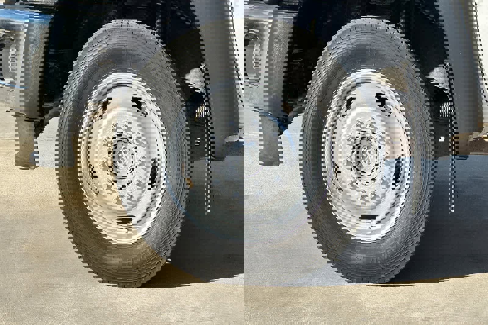 Used 2013 Ford F550 4x4 SuperCab Super Duty w/ Payload Upgrade Pkg image 12