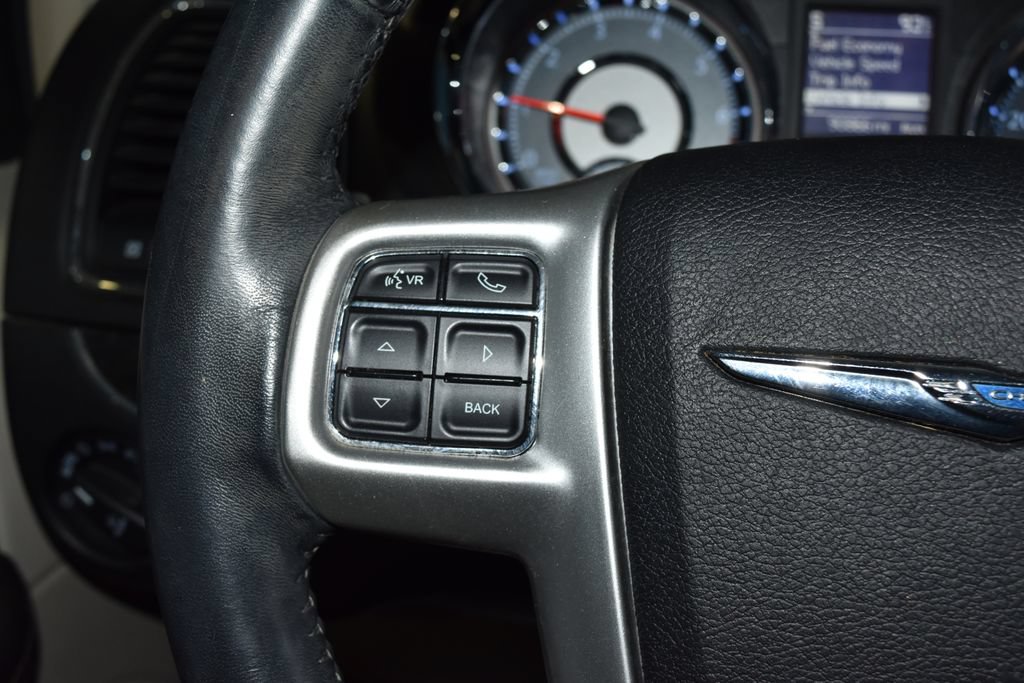 Used 2016 Chrysler Town & Country Touring FWD image 7