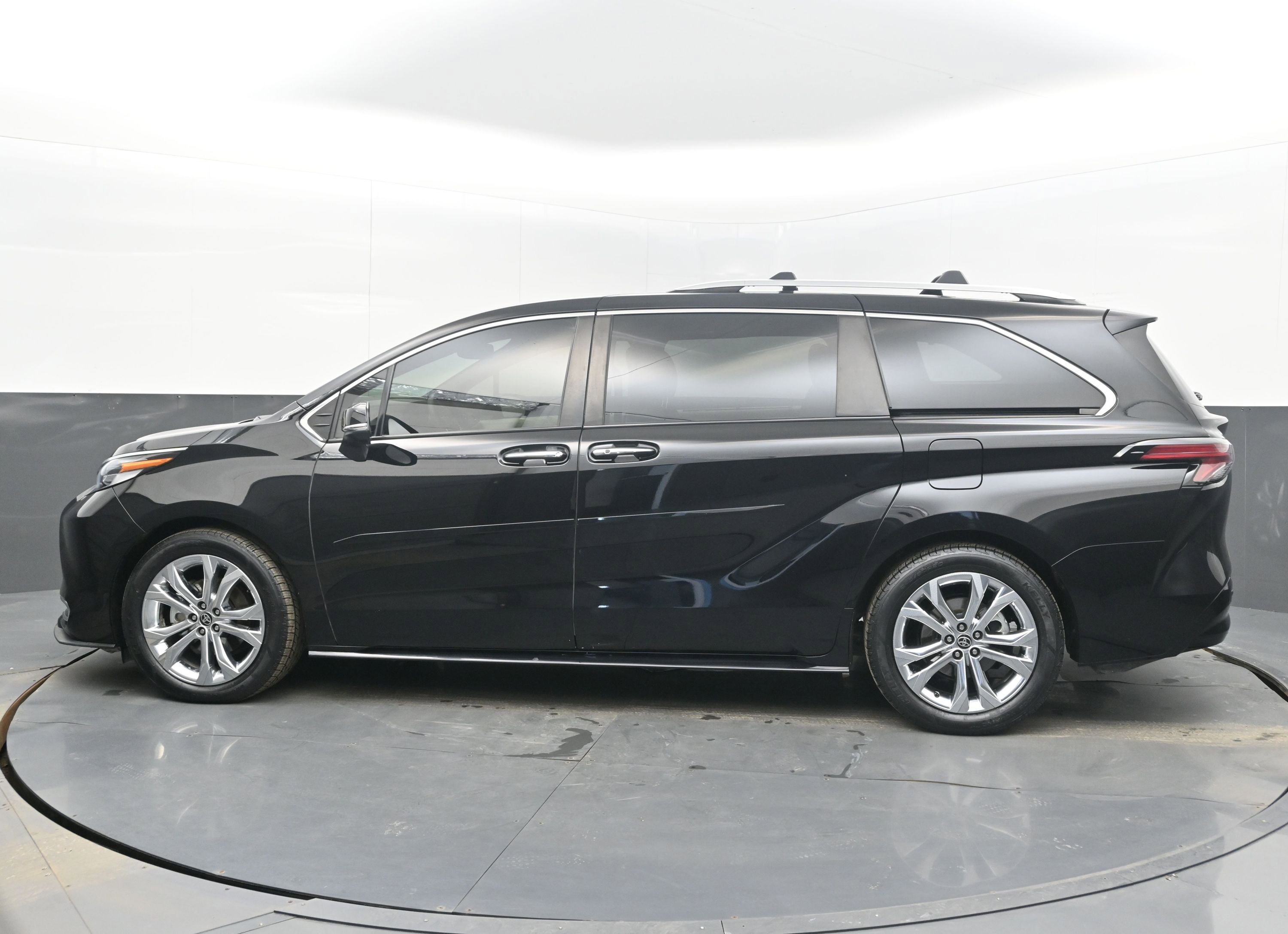 Used 2022 Toyota Sienna Platinum image 7