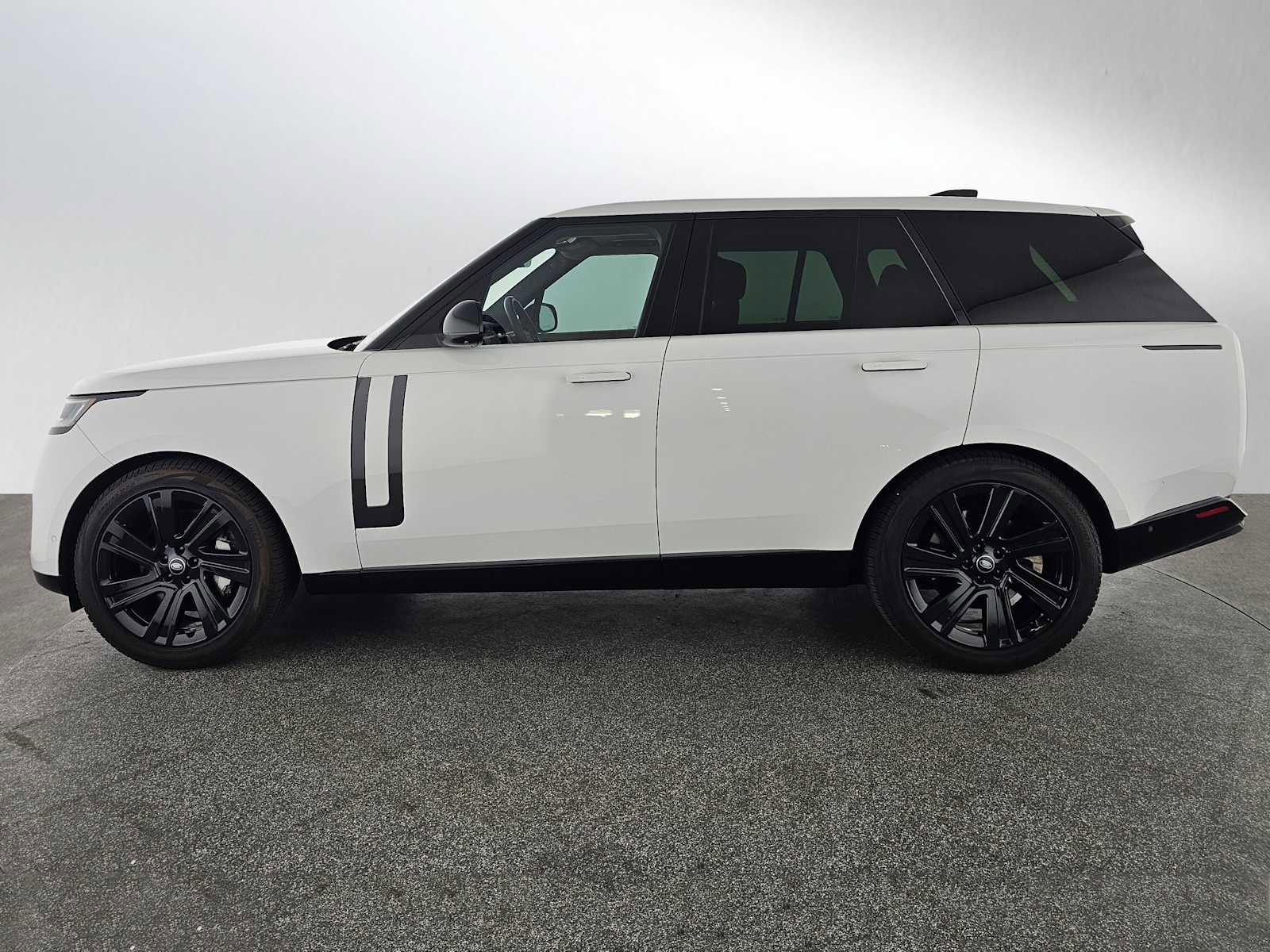 Used 2023 Land Rover Range Rover SE AWD/4WD image 2