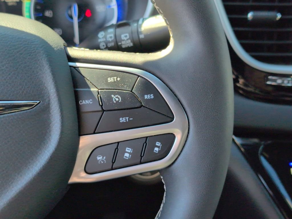 Used 2025 Chrysler Pacifica Select image 22