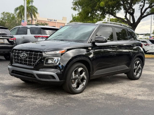 Used 2022 Hyundai Venue SEL FWD image 1