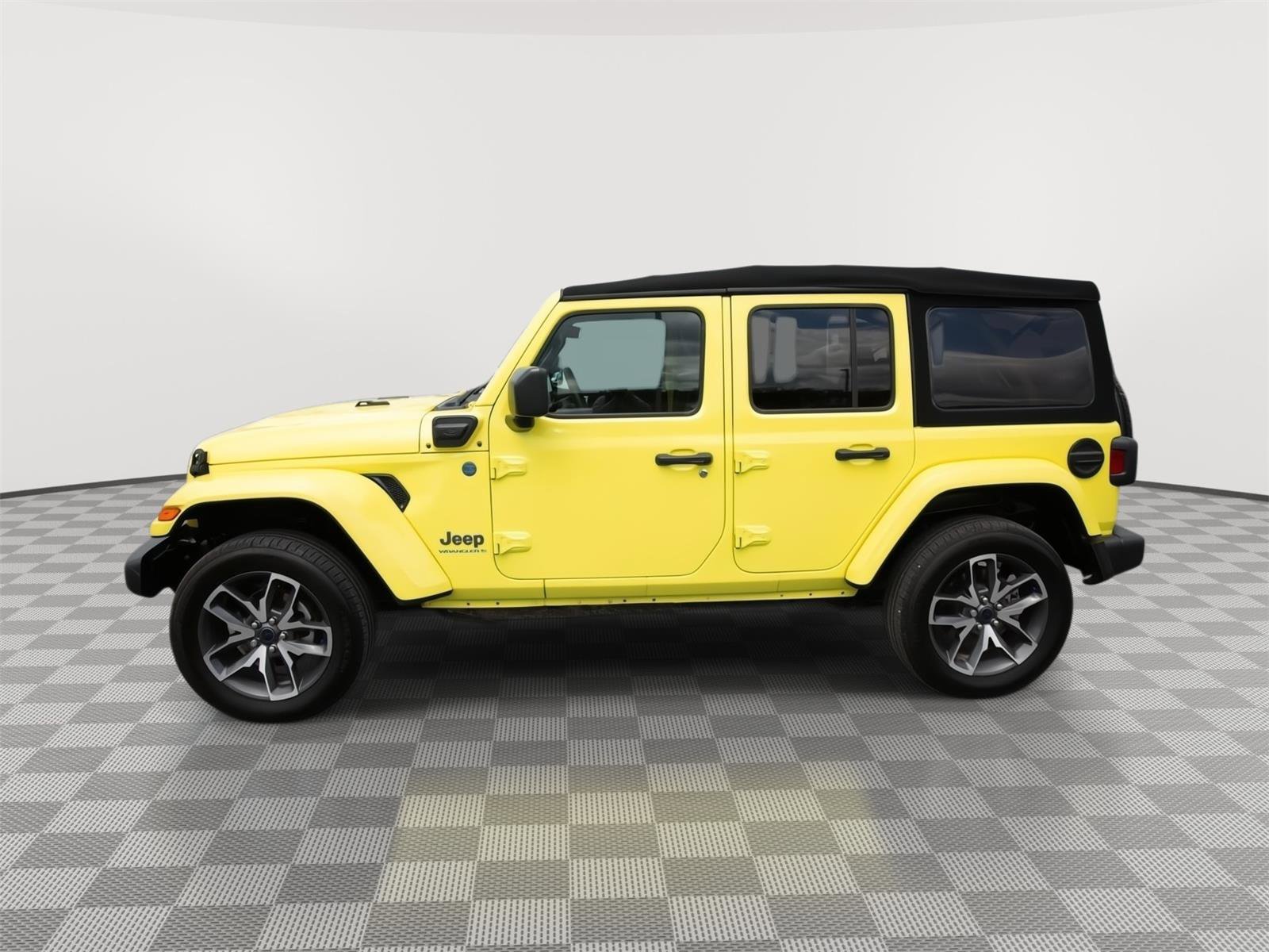 Used 2024 Jeep Wrangler Unlimited w/ Convenience Group AWD/4WD image 8