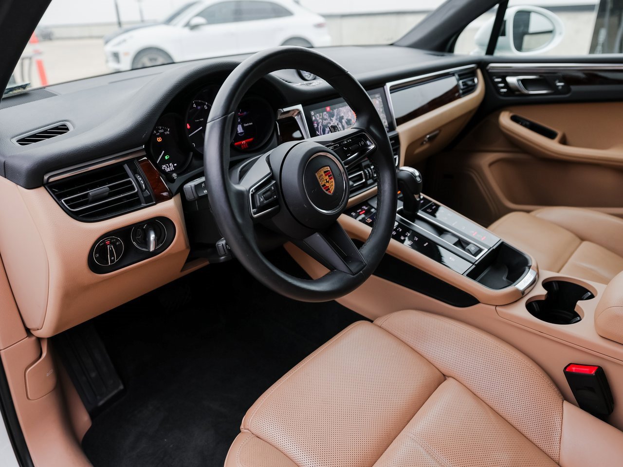 Certified 2023 Porsche Macan image 4