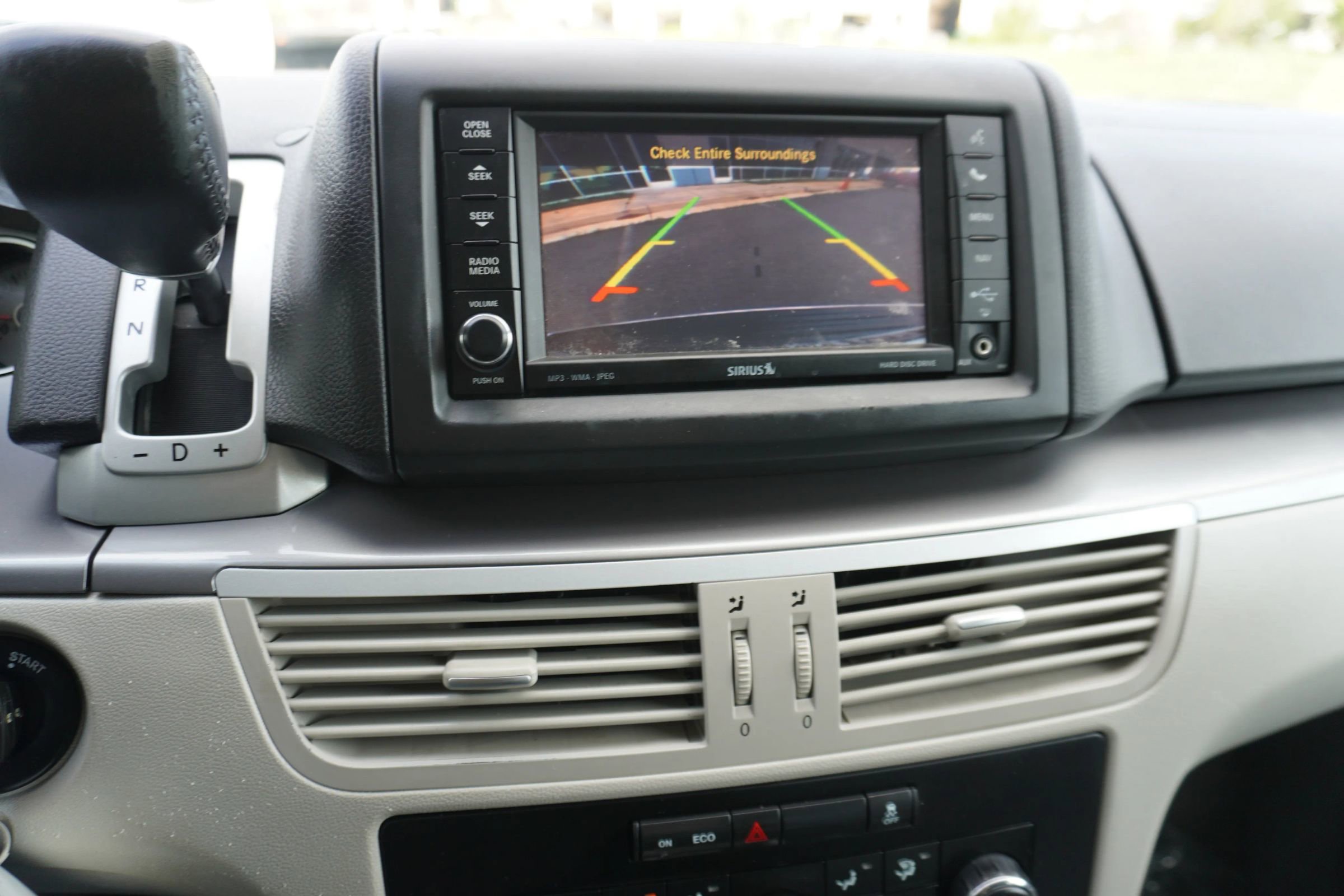 Used 2012 Volkswagen Routan SE FWD image 16