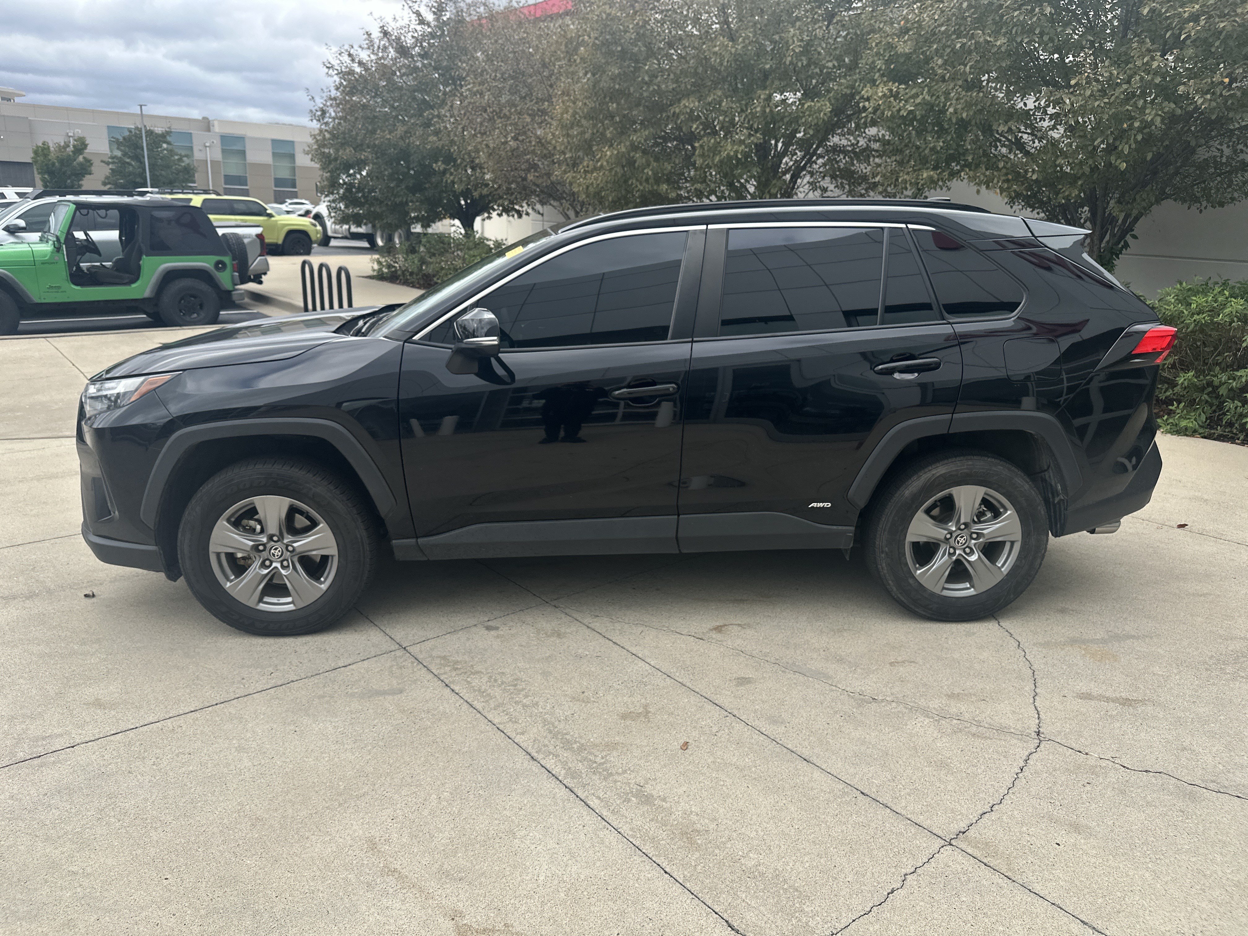 Used 2024 Toyota RAV4 XLE w/ Convenience Package AWD/4WD image 9