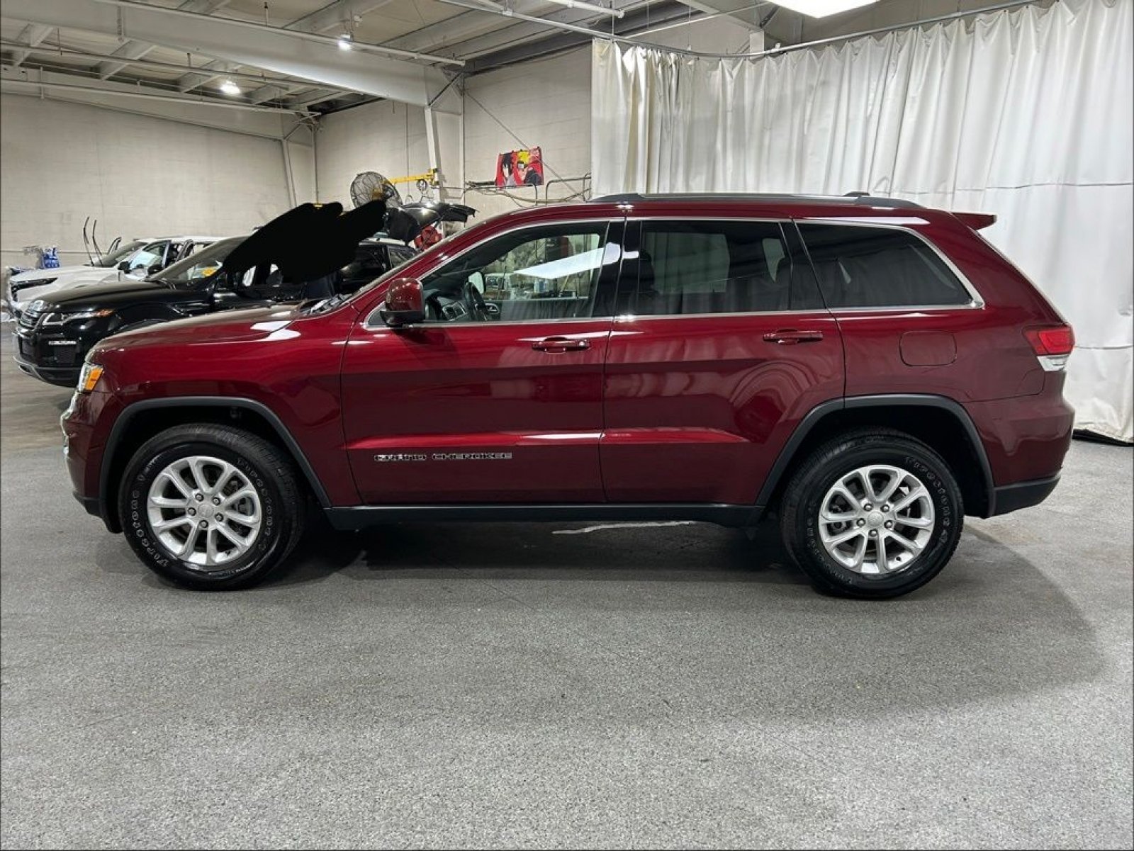 Used 2021 Jeep Grand Cherokee Laredo w/ Security & Convenience Group AWD/4WD image 5