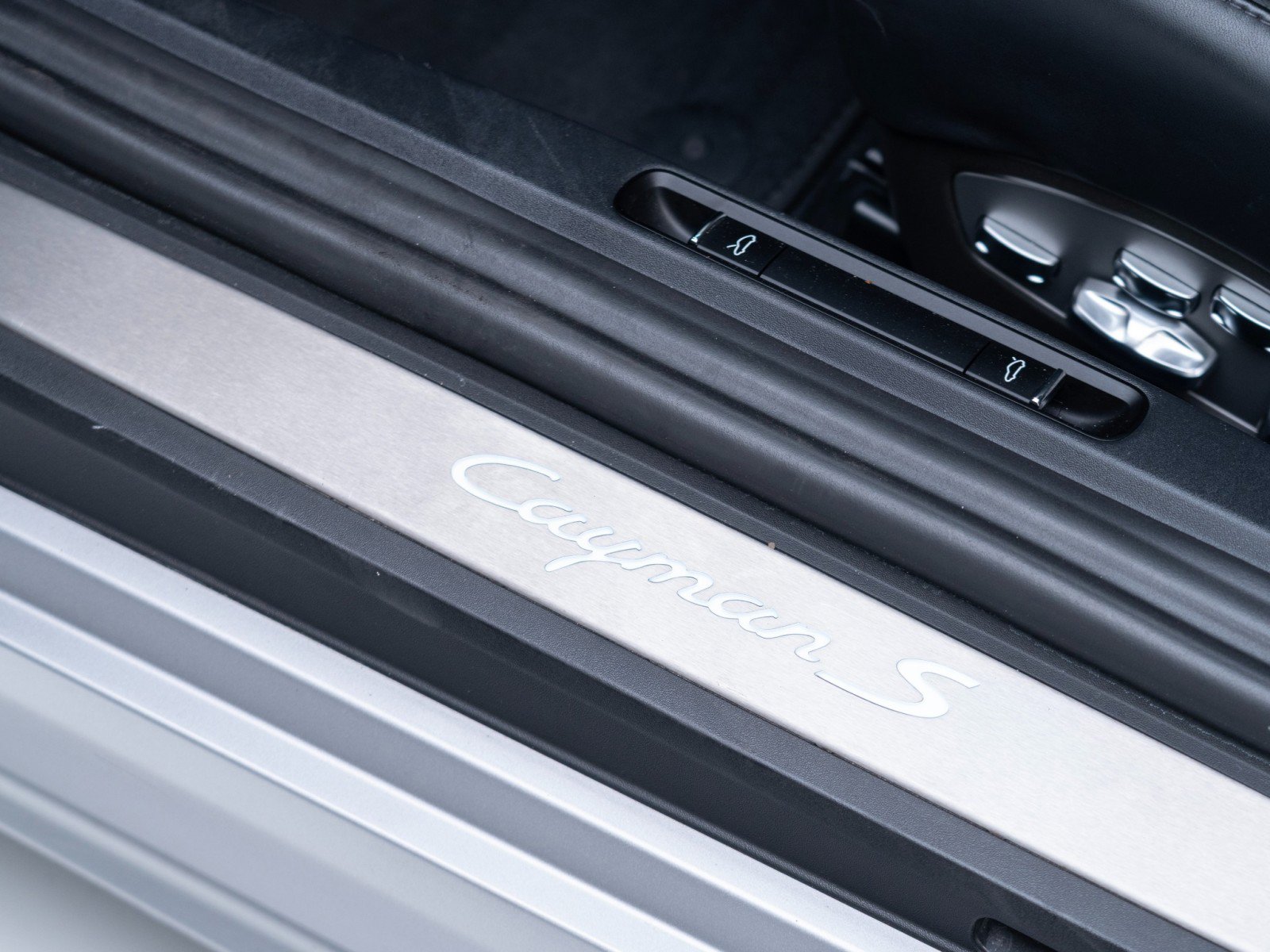 Certified 2025 Porsche 718 Cayman S RWD image 14