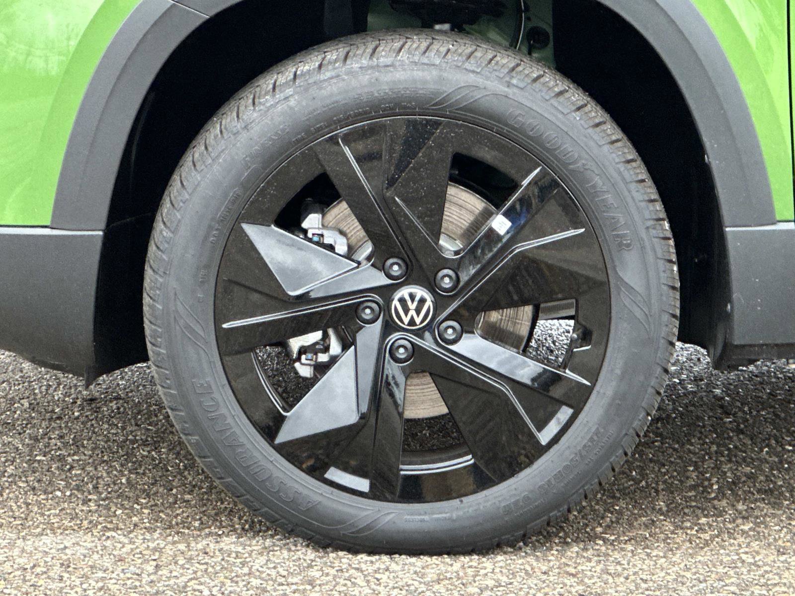 New 2026 Volkswagen Taos SE FWD image 9