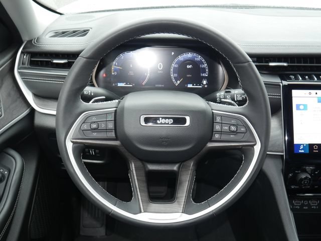 Used 2023 Jeep Grand Cherokee Limited w/ Black Appearance Package AWD/4WD image 16