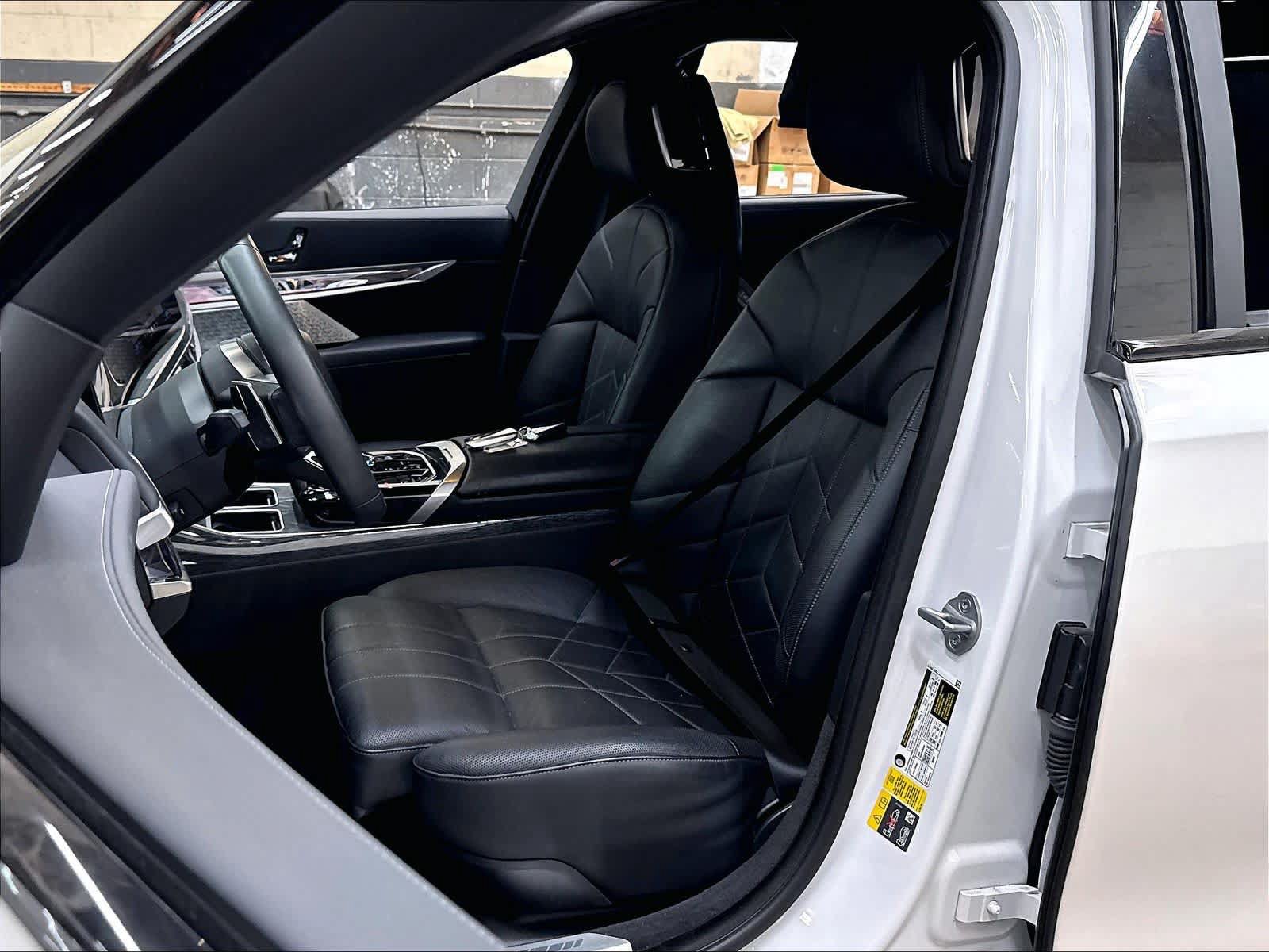 Used 2023 BMW i7 xDrive60 w/ Executive Package 2 AWD/4WD image 27