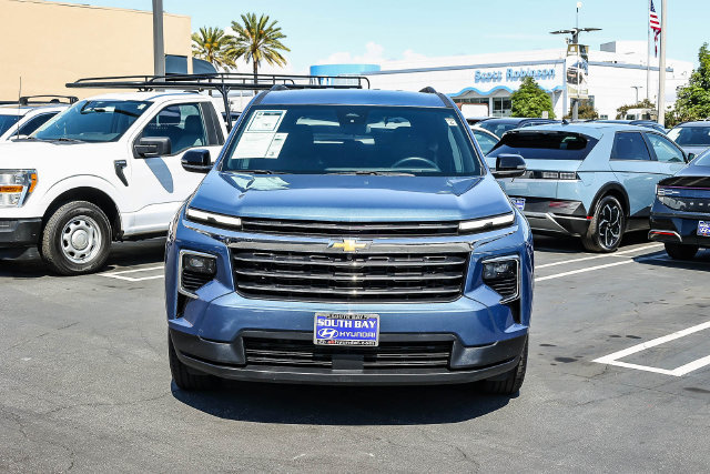 Used 2025 Chevrolet Traverse LT AWD/4WD image 2