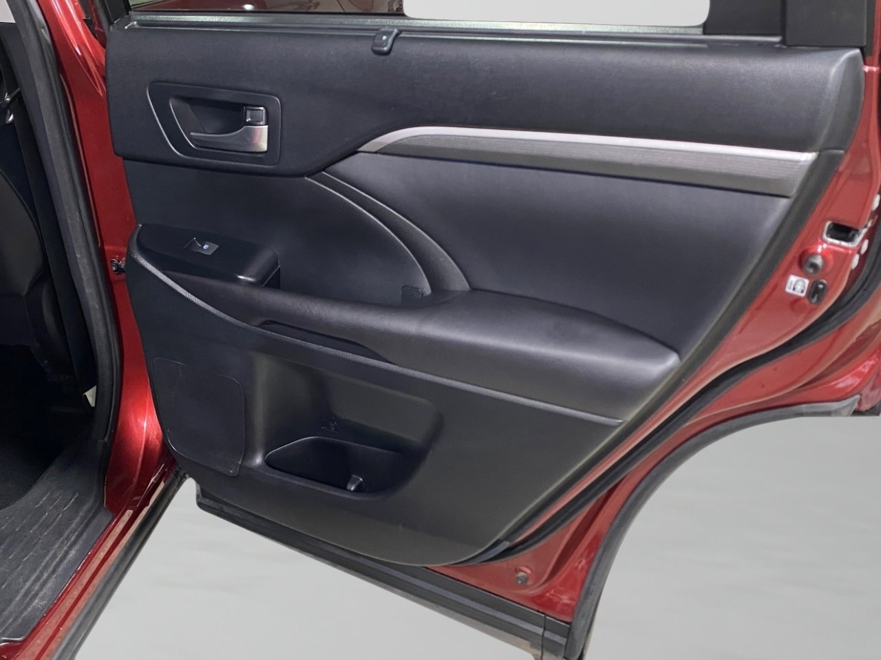 Used 2017 Toyota Highlander SE image 31