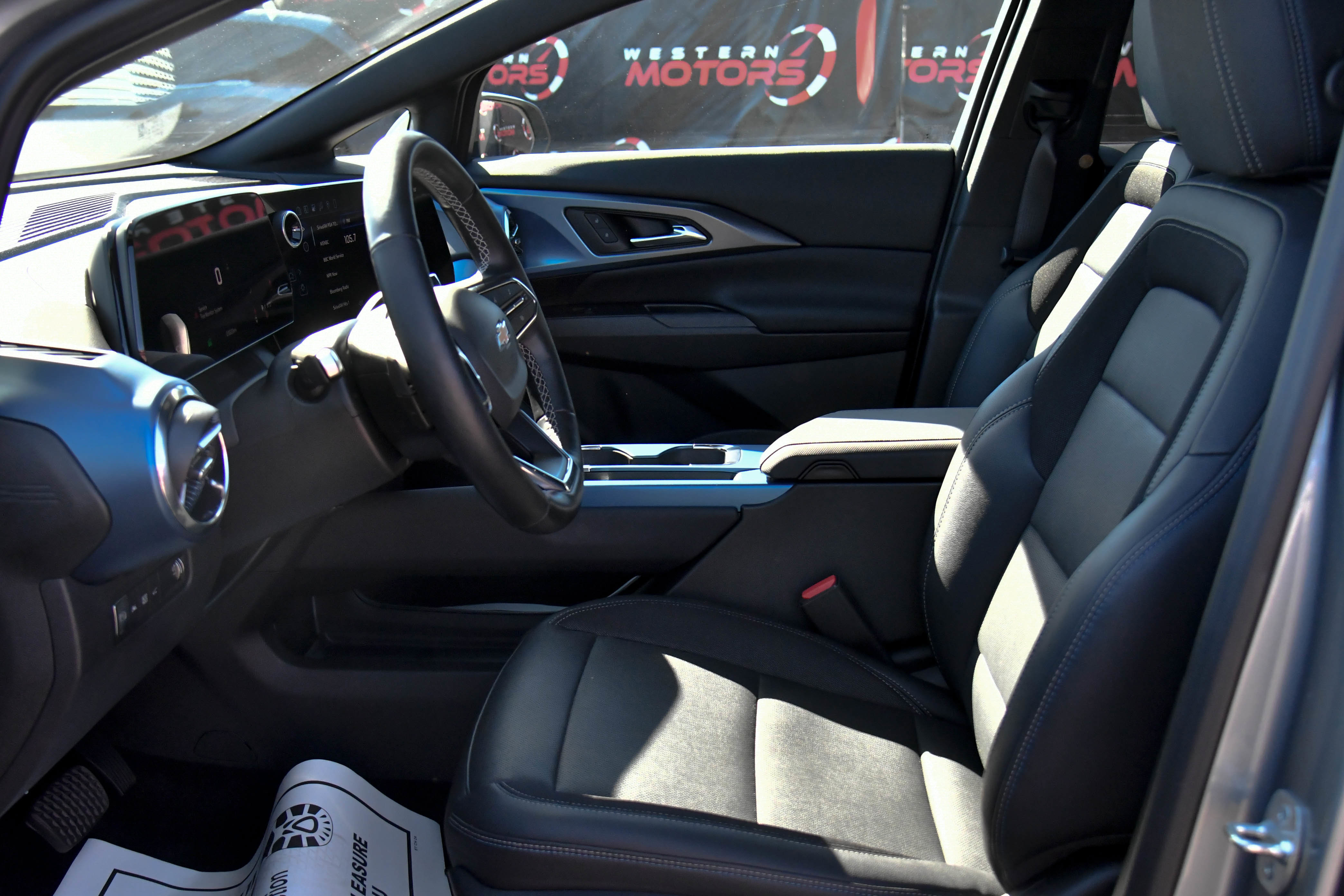 Used 2025 Chevrolet Equinox EV LT w/ Convenience Package image 17