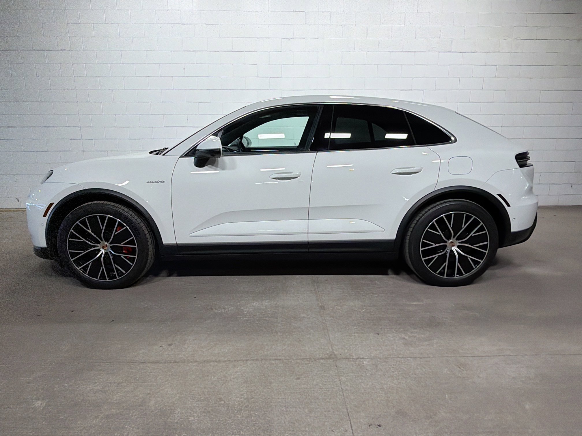 Certified 2025 Porsche Macan 4S Electric image 2