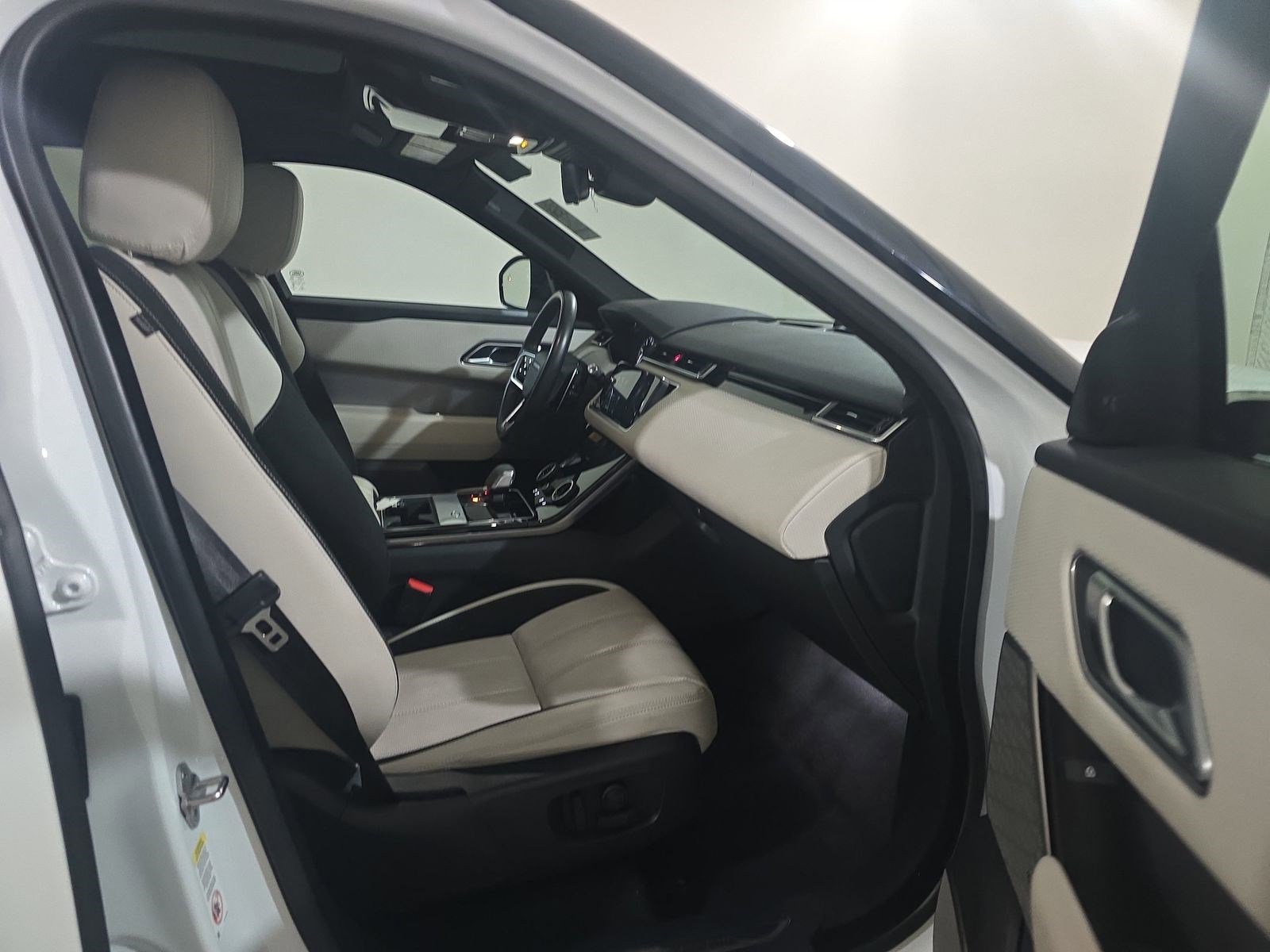 Used 2021 Land Rover Range Rover Velar R-Dynamic S image 11