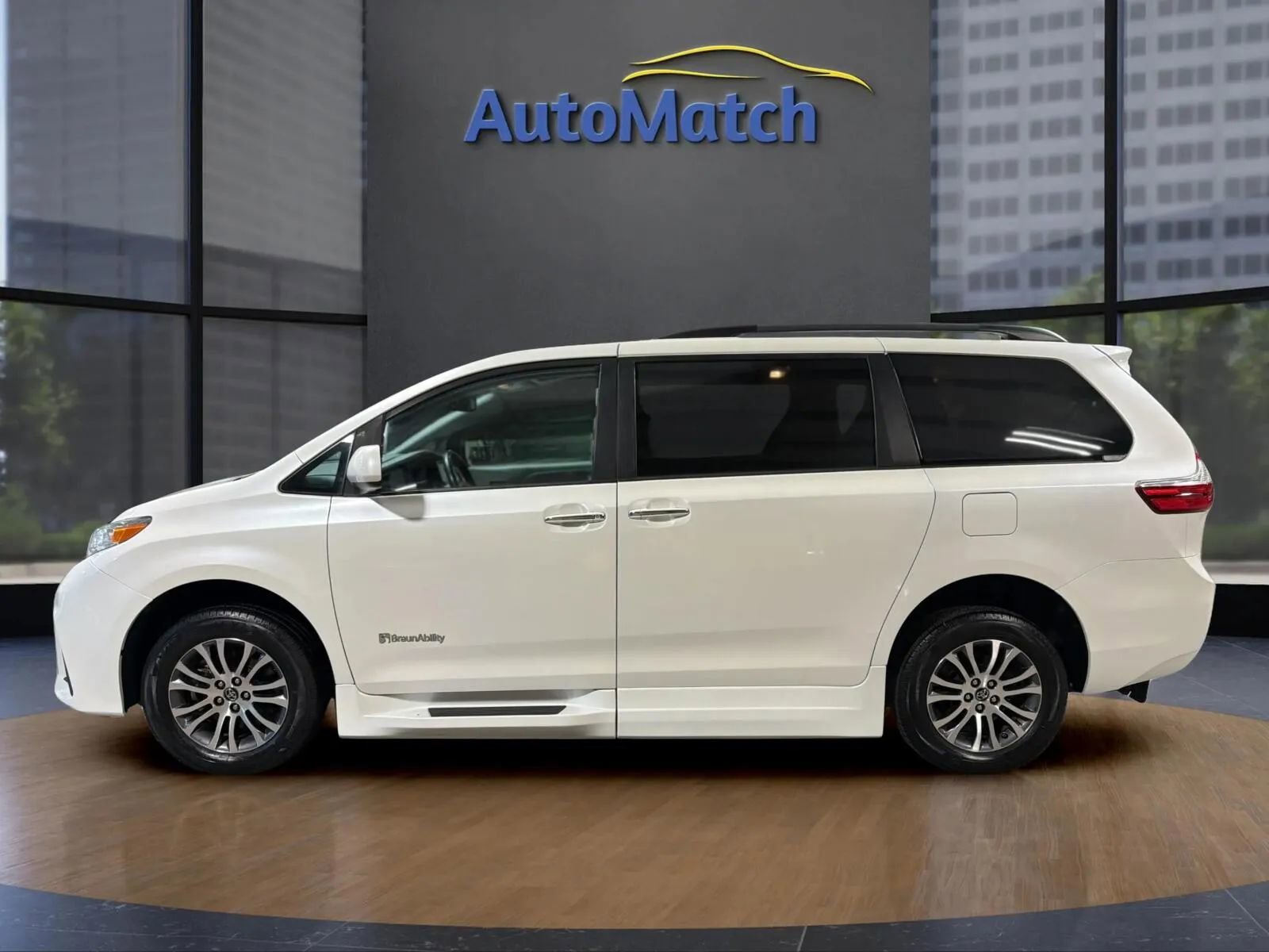 Used 2019 Toyota Sienna XLE w/ XLE Navigation Package FWD image 8