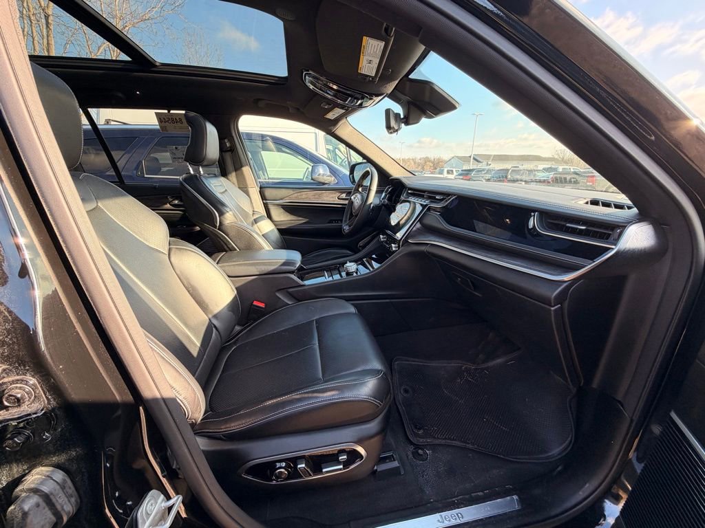 Used 2022 Jeep Grand Cherokee Overland w/ Advanced Protech Group III image 4