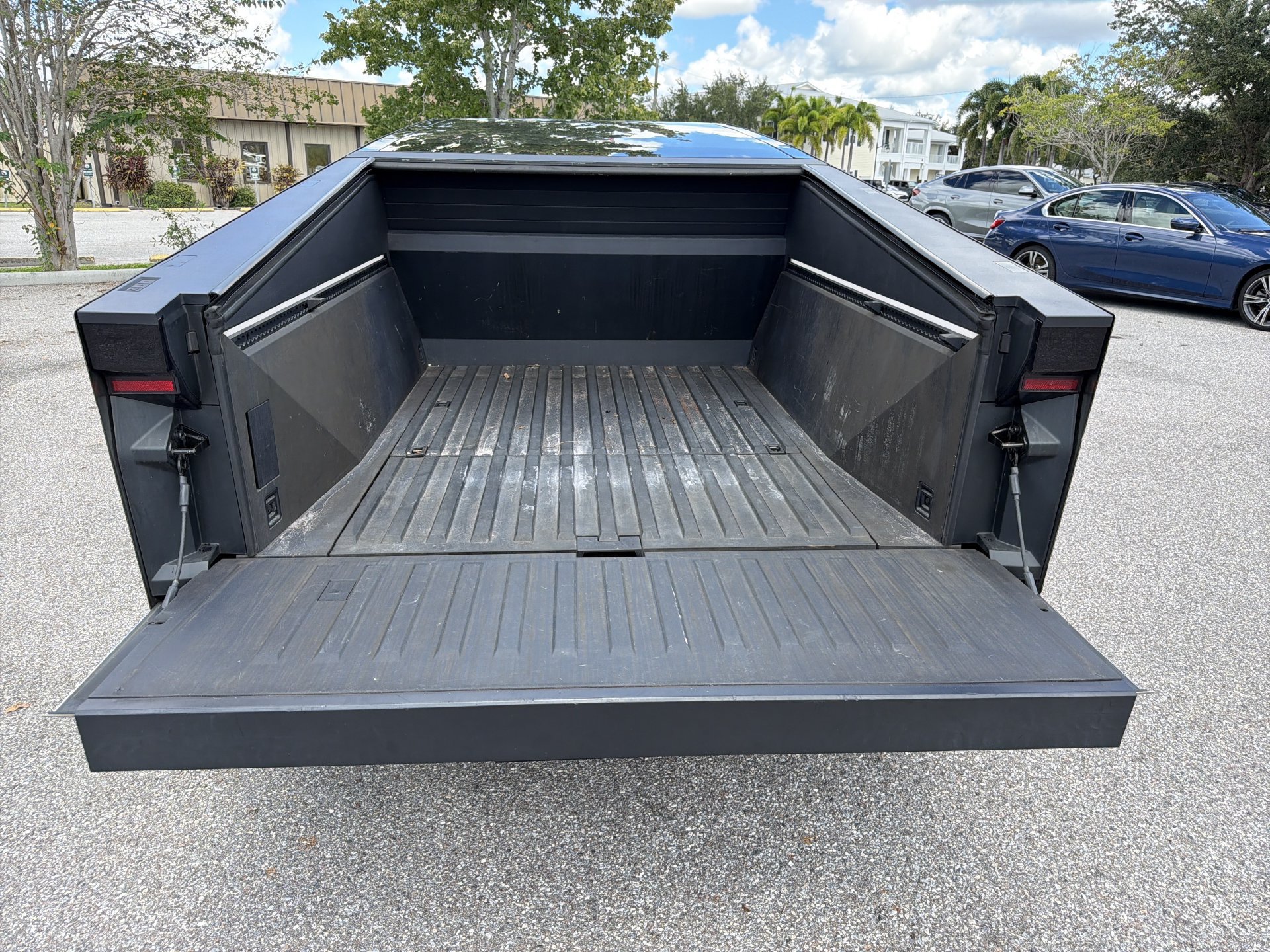 Used 2024 Tesla Cybertruck AWD Crew Cab image 13