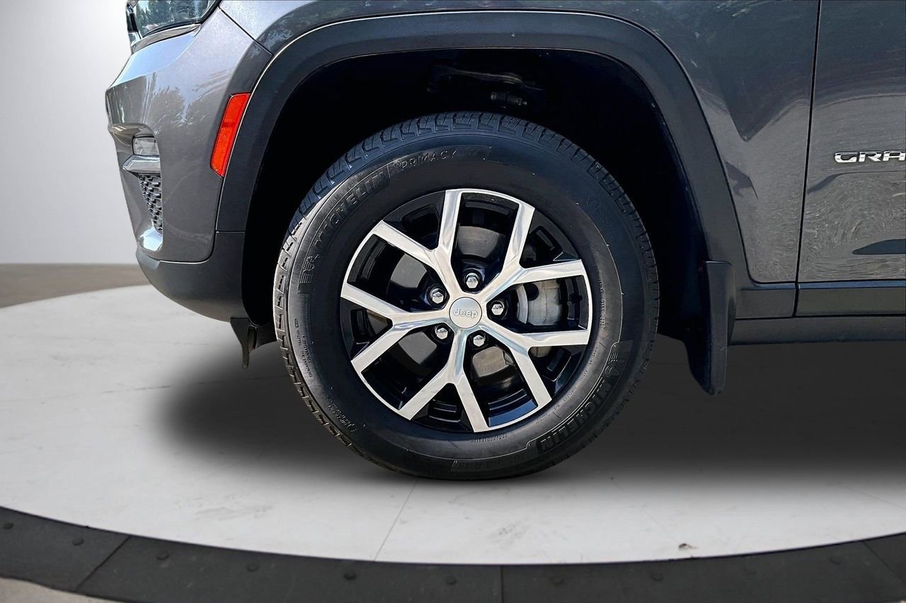 Certified 2023 Jeep Grand Cherokee Limited w/ MOPAR Finishing Package AWD/4WD image 33