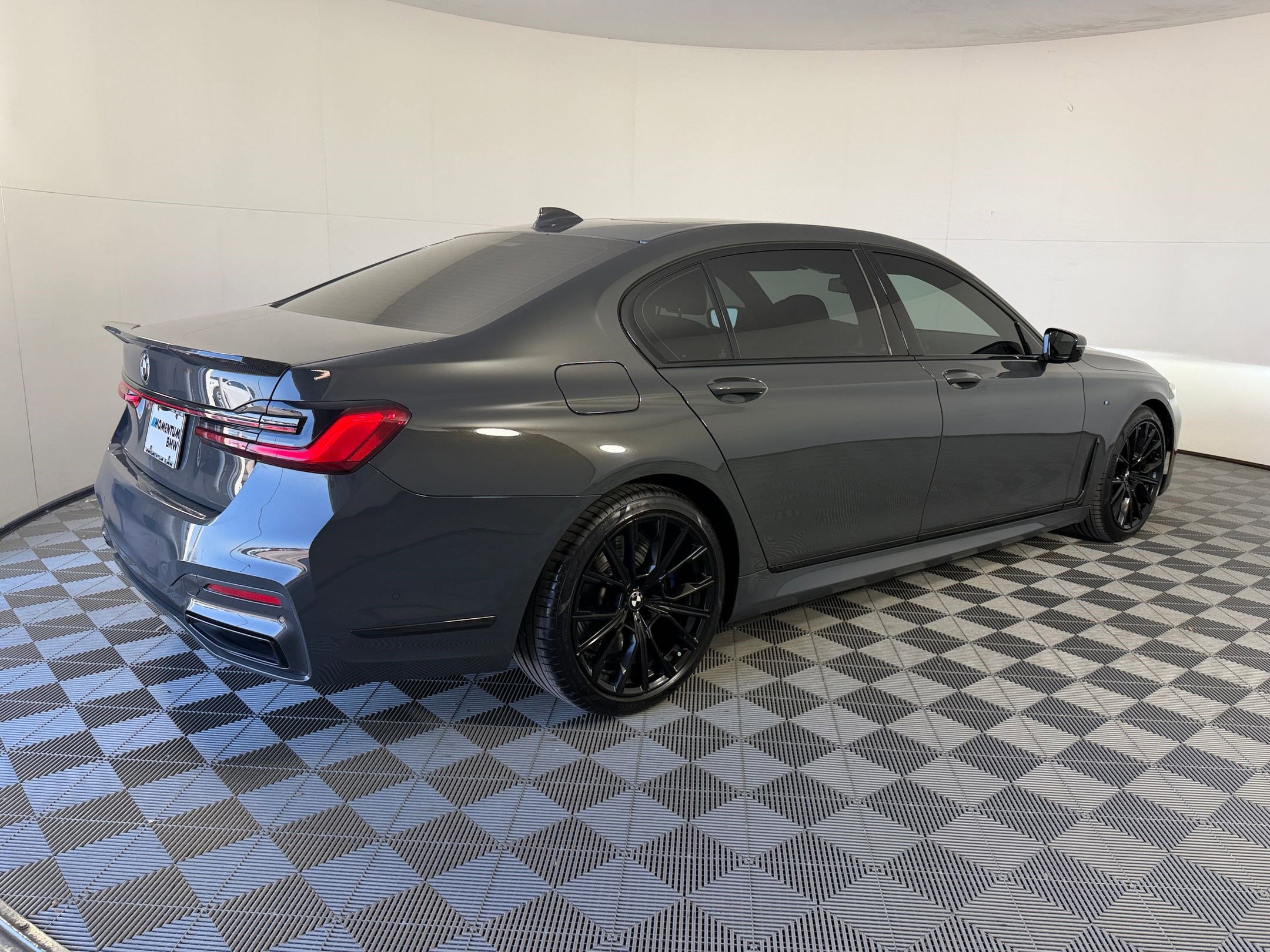 Used 2022 BMW 740i w/ M Sport Package RWD image 9