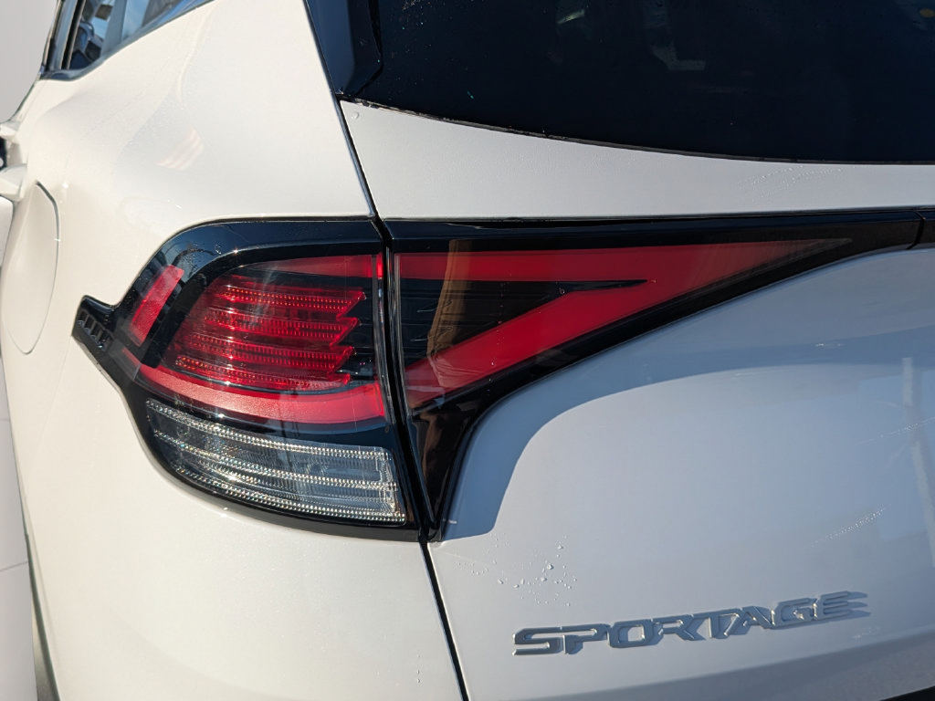 Used 2025 Kia Sportage EX FWD image 8