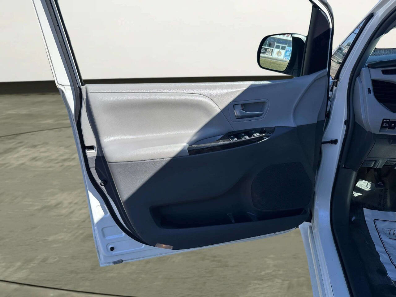 Used 2015 Toyota Sienna XLE image 10