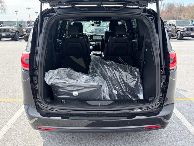 New 2026 Chrysler Pacifica Limited w/ S Appearance Package FWD image 7