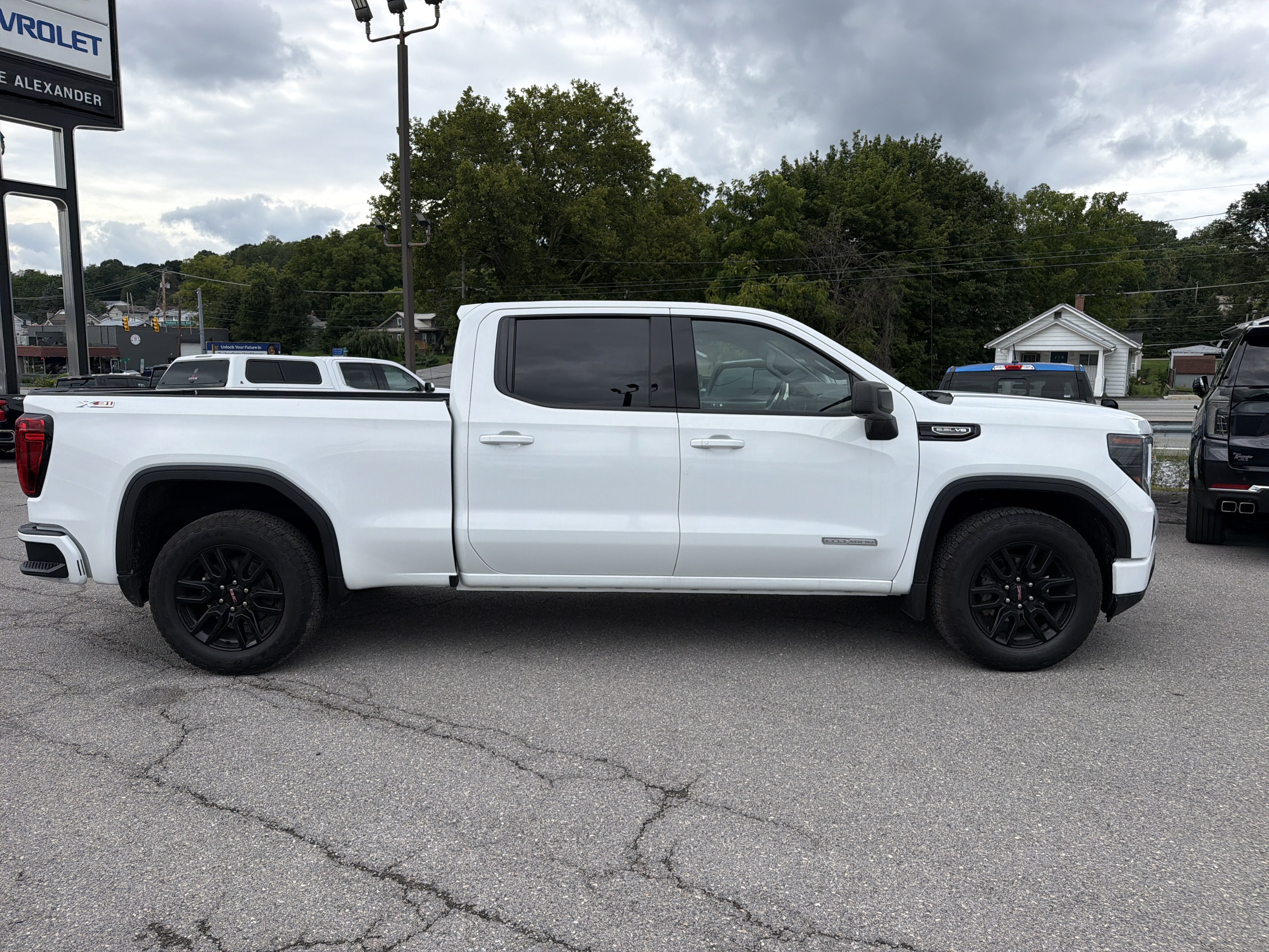 Used 2023 GMC Sierra 1500 Elevation w/ X31 Off-Road Package AWD/4WD image 2