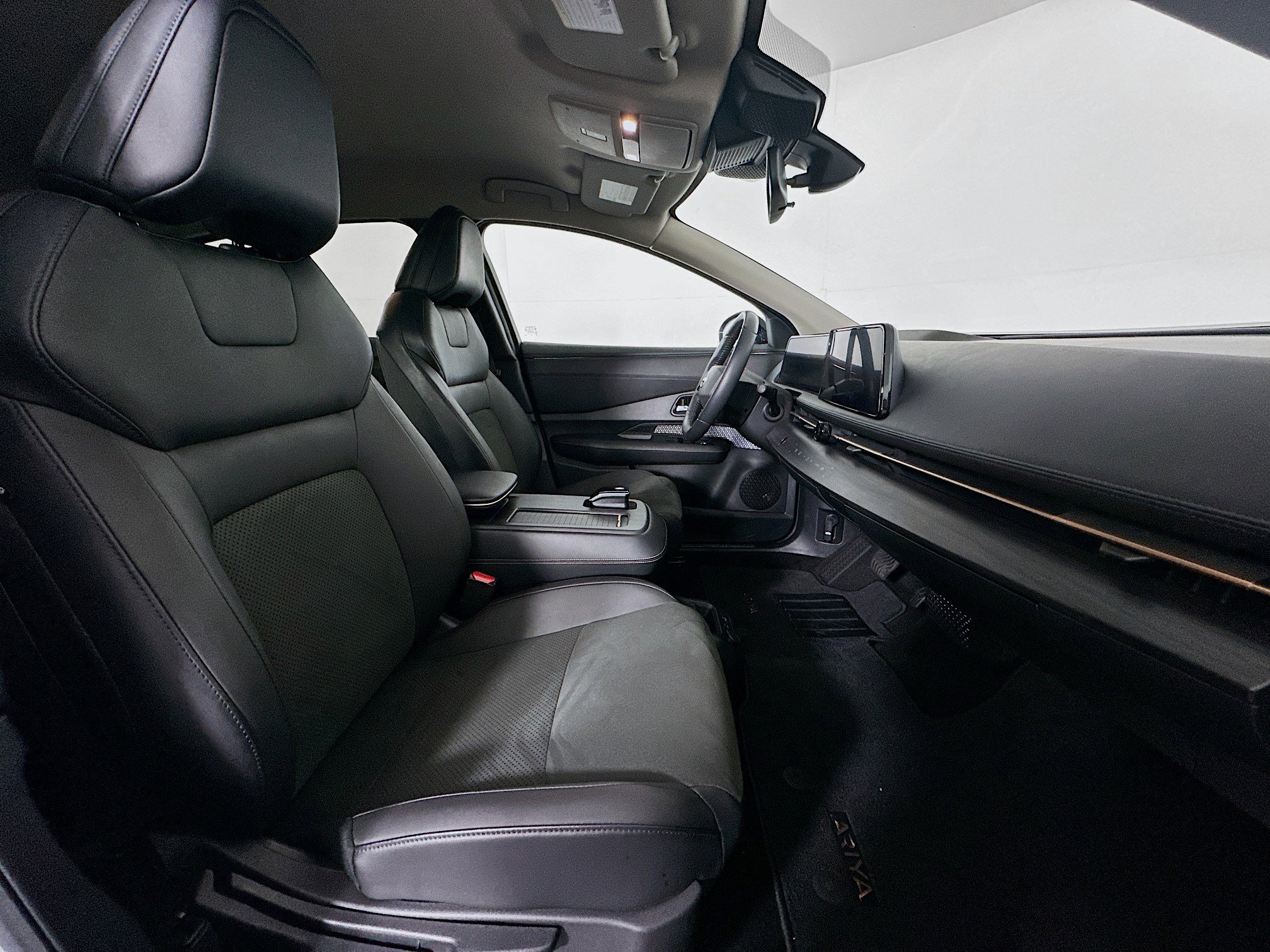 Used 2023 Nissan Ariya AWD image 31