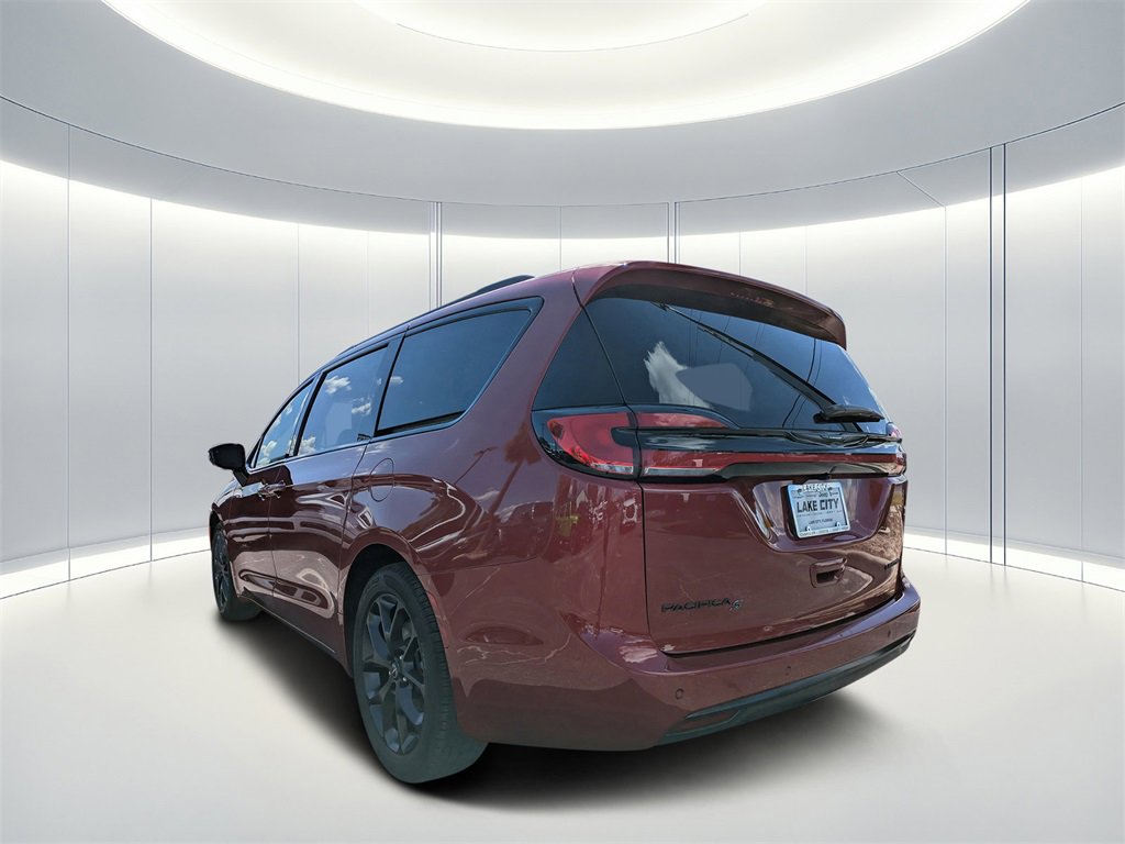 New 2026 Chrysler Pacifica Limited w/ Uconnect Theater Family Group image 6
