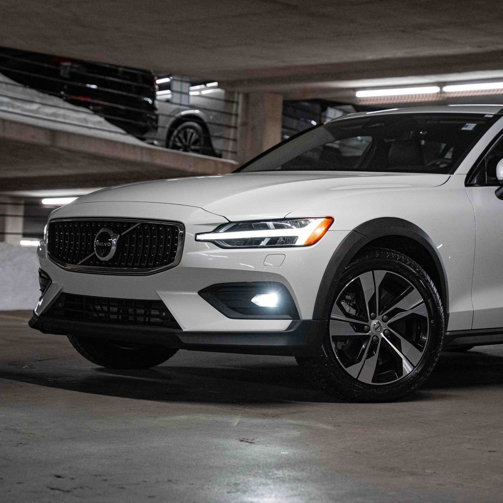 Certified 2024 Volvo V60 B5 Cross Country Plus image 2