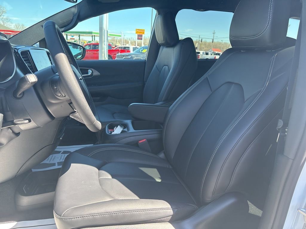 New 2025 Chrysler Pacifica Select image 11