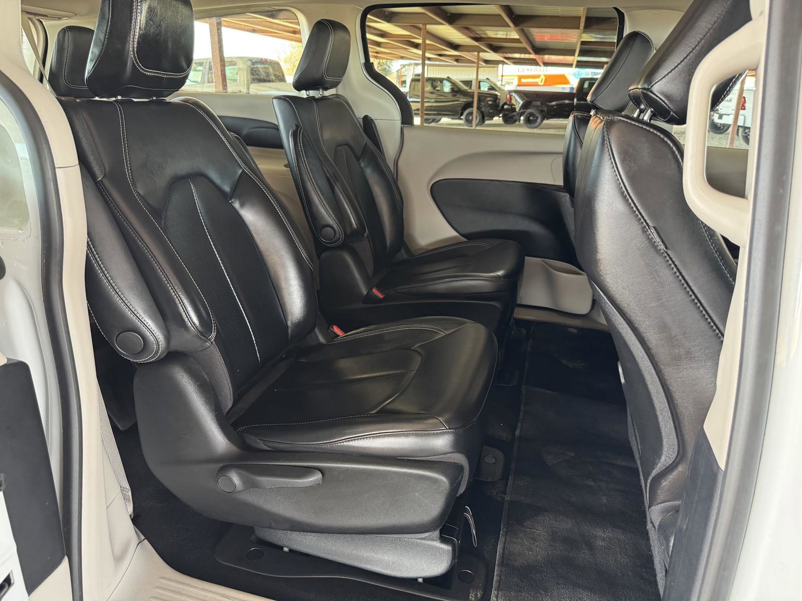 Used 2023 Chrysler Pacifica Touring-L image 35