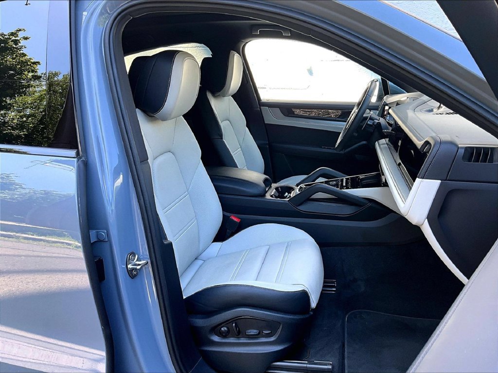Certified 2025 Porsche Cayenne E-Hybrid Coupe AWD/4WD image 12