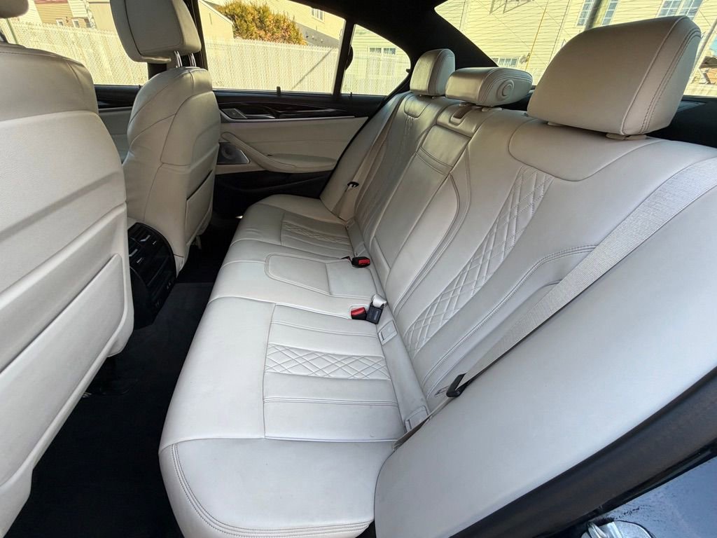 Used 2021 BMW M550i xDrive w/ Dynamic Handling Package AWD/4WD image 23