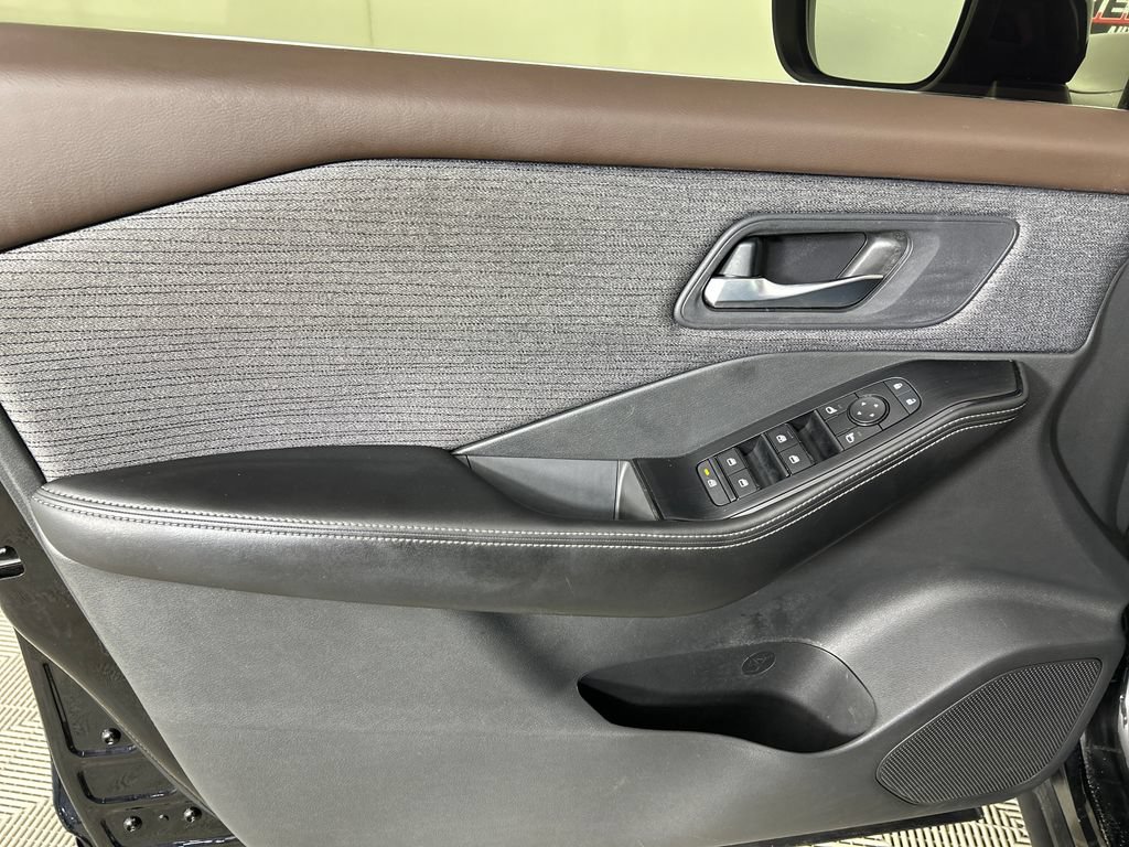 Used 2022 Nissan Rogue SV FWD image 11