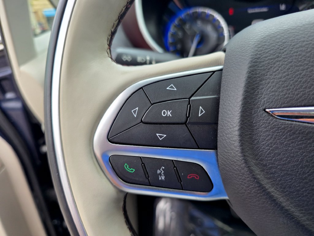 Used 2017 Chrysler Pacifica Limited FWD image 23