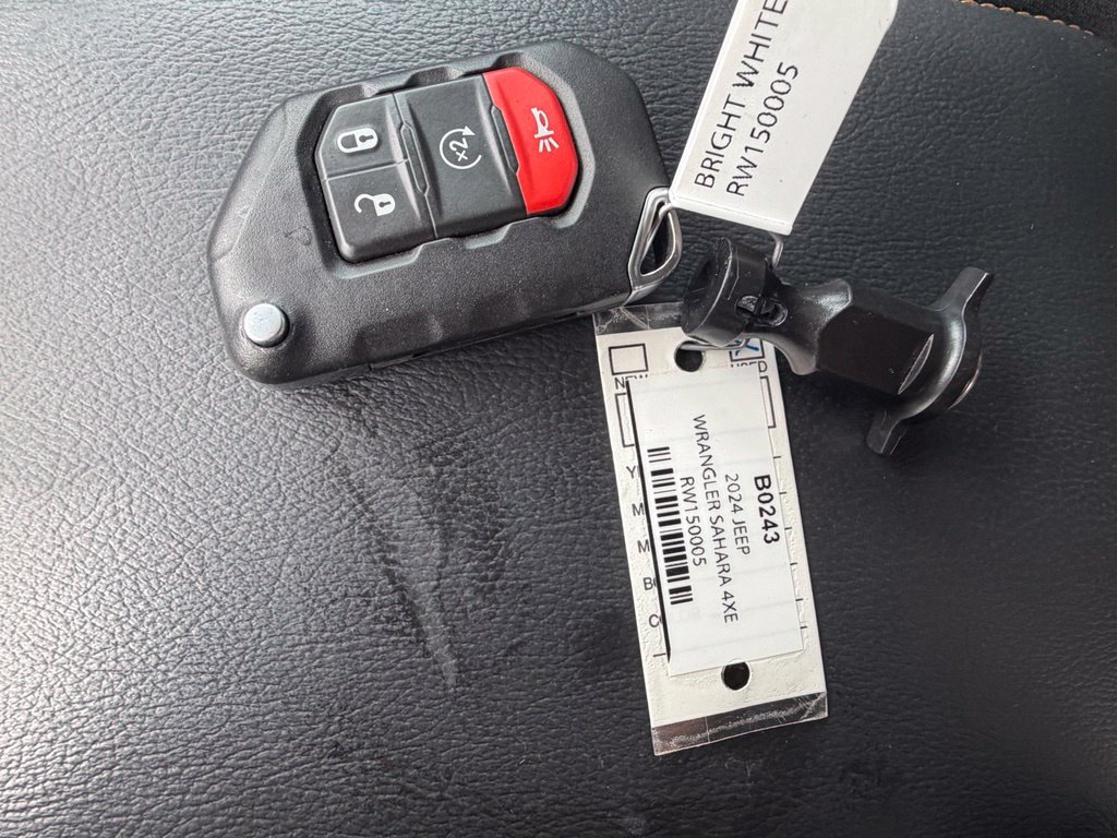 Used 2024 Jeep Wrangler Unlimited Sahara AWD/4WD image 28