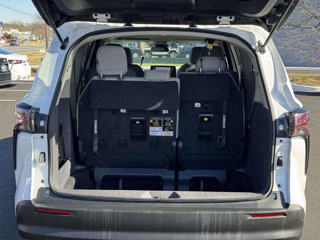 Used 2024 Toyota Sienna LE image 15