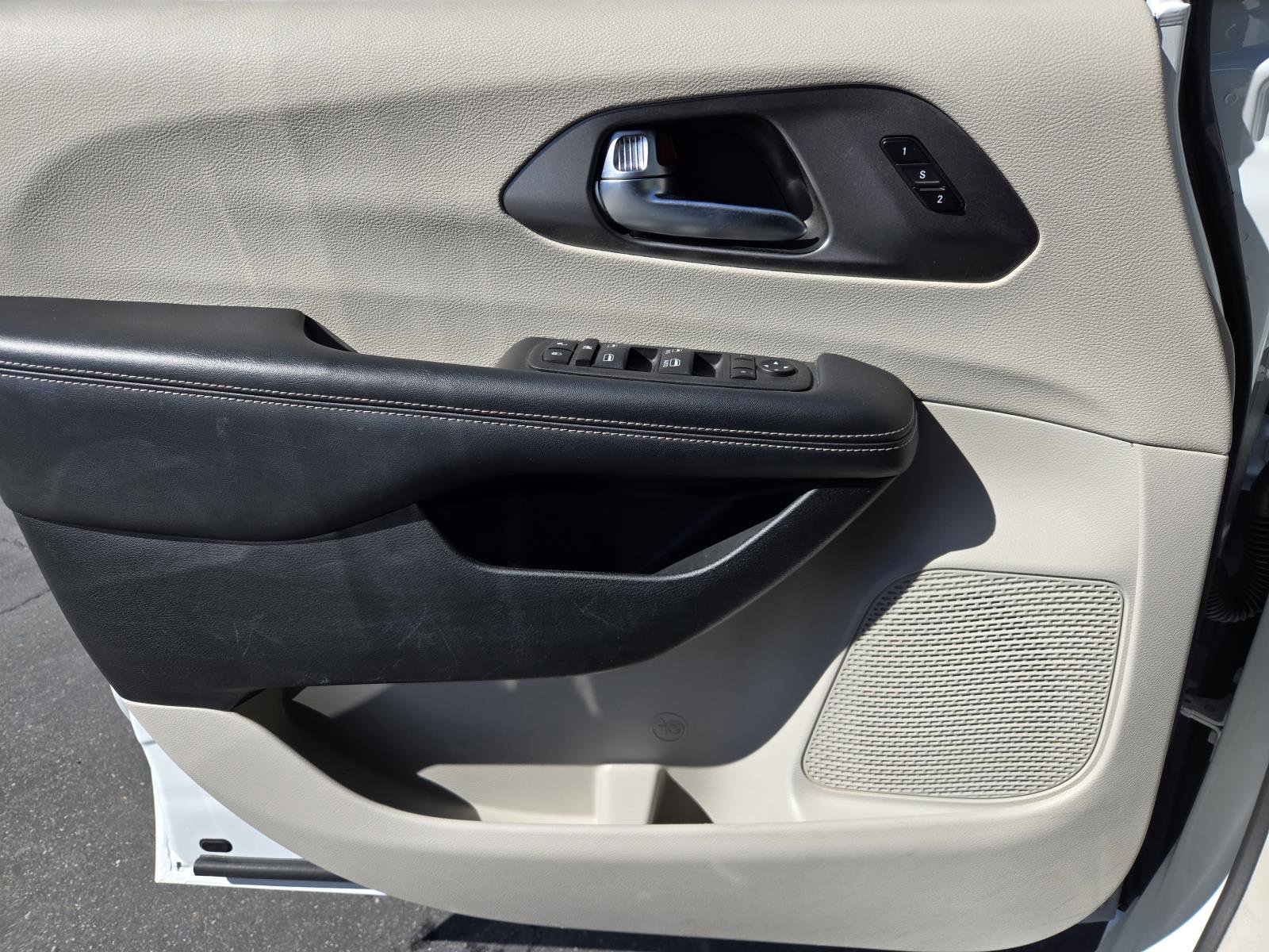 Certified 2023 Chrysler Pacifica Touring-L image 20