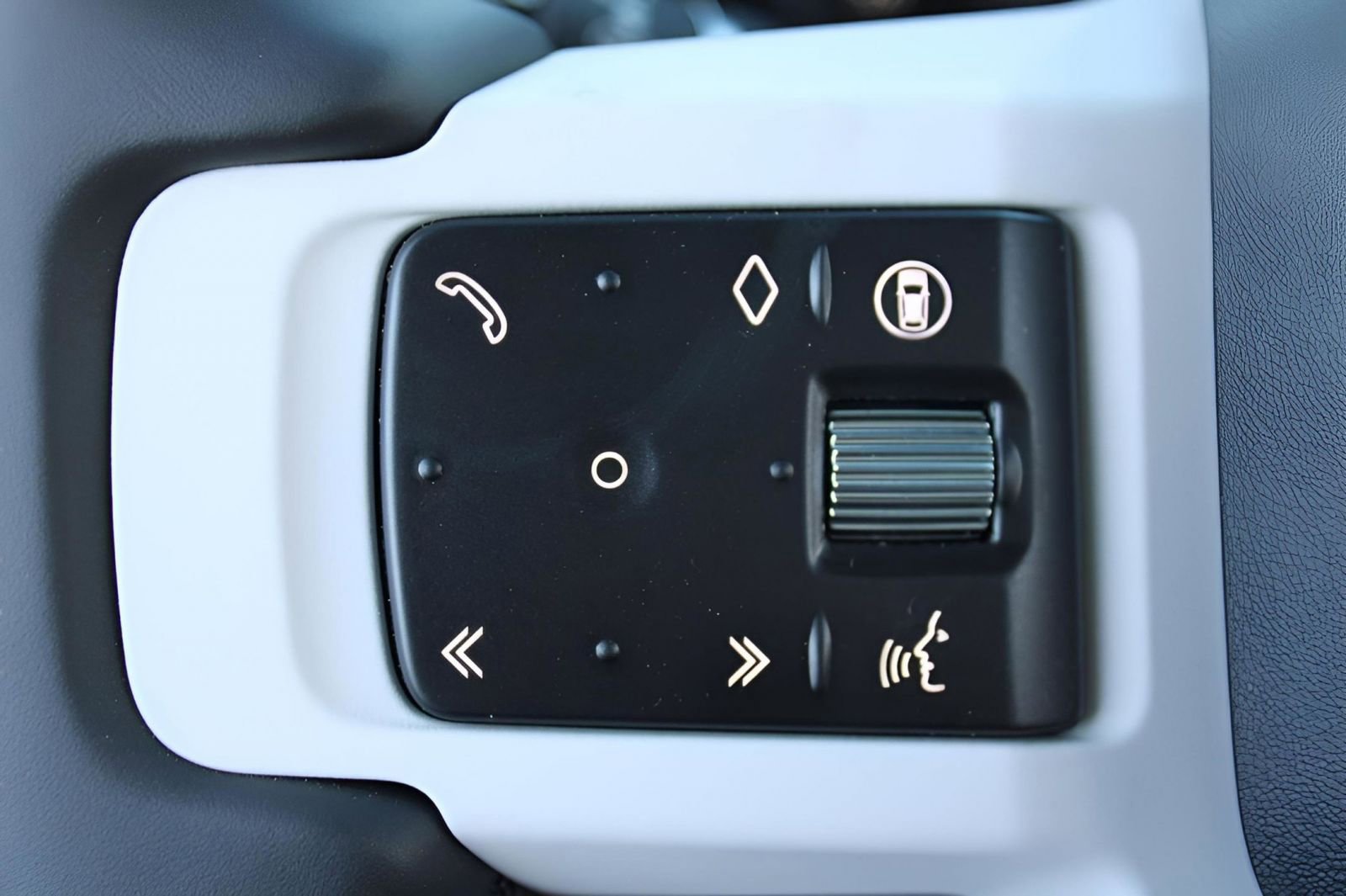 New 2025 Land Rover Defender 110 X-Dynamic SE image 16