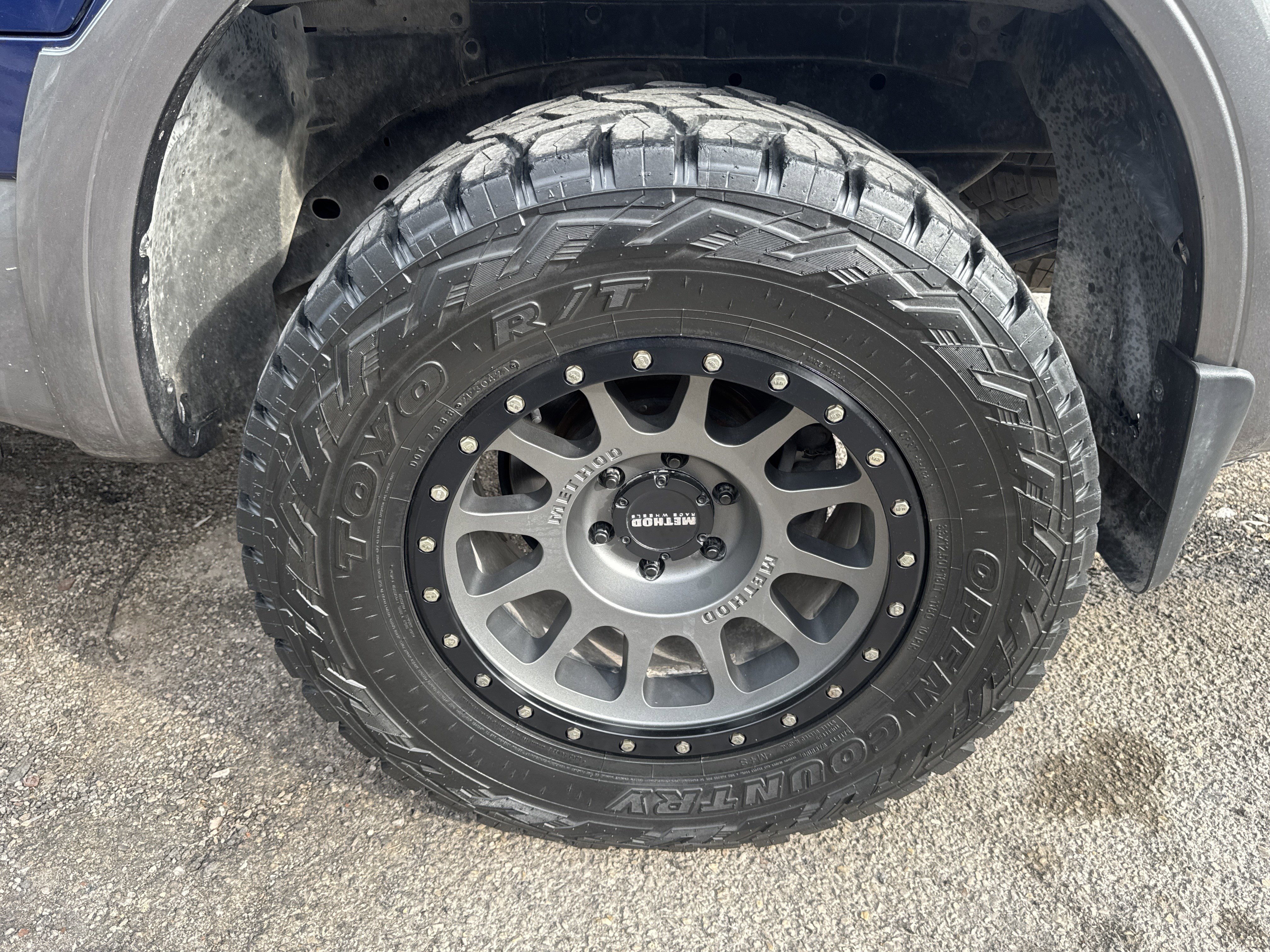 Used 2017 Nissan Titan PRO-4X w/ Pro-4x Convenience Package AWD/4WD image 9
